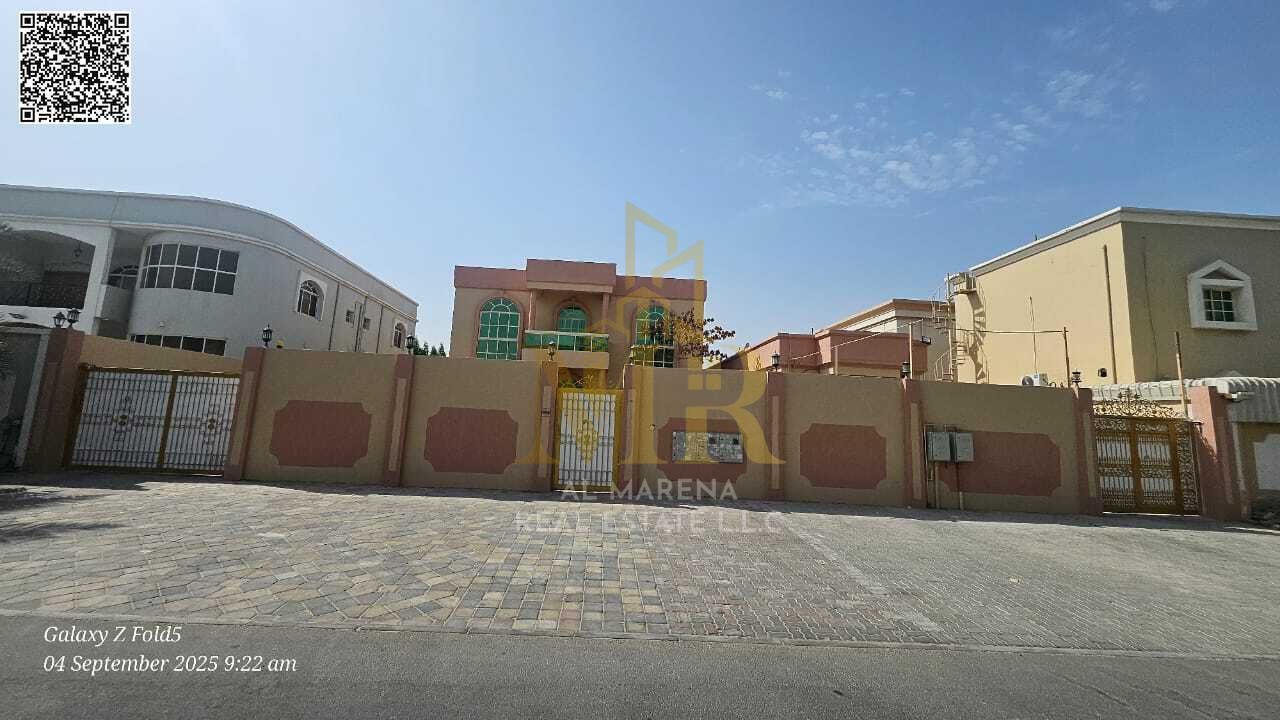 Luxury villa on a corner lot, directly behind the park. Two floors and a roof terrace, fully stone-clad, space for an elevator. Price includes air con