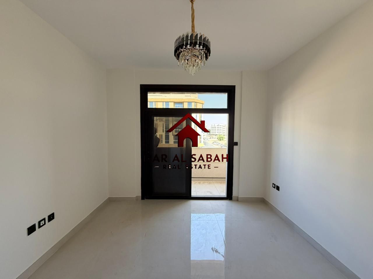 6 cheque payment /deposit cash/with balcony /easy assess to dubai ?