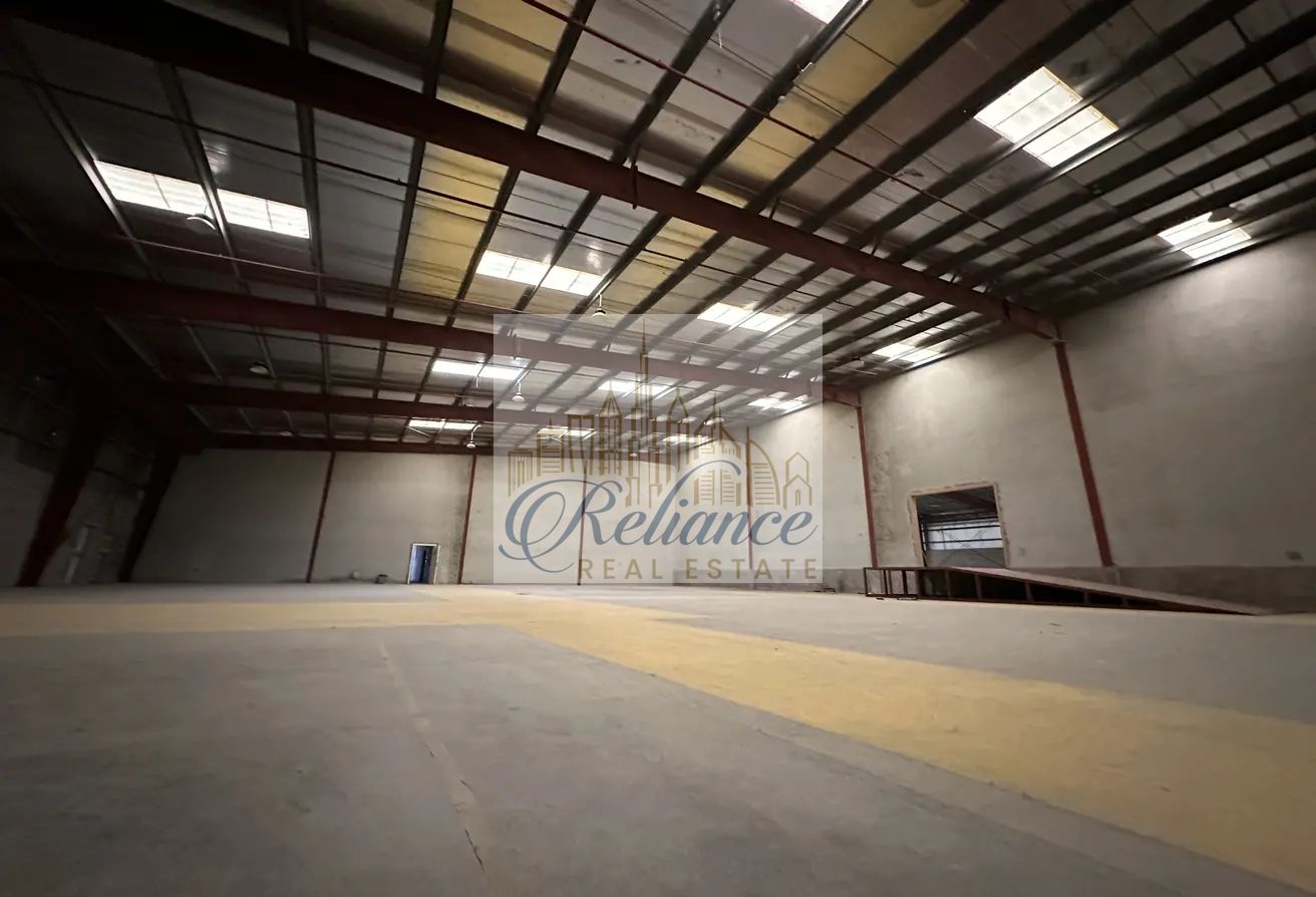 Commercial Warehouse | Big Height | Loading Bay