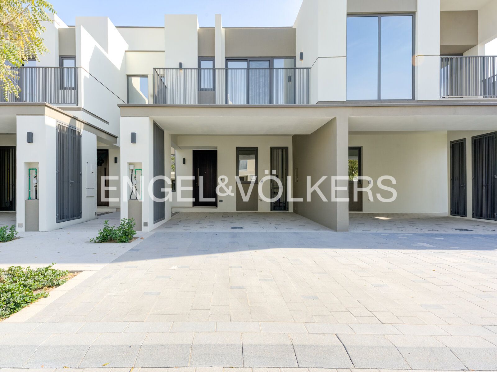 Single Row | Close to Pool | Brand New