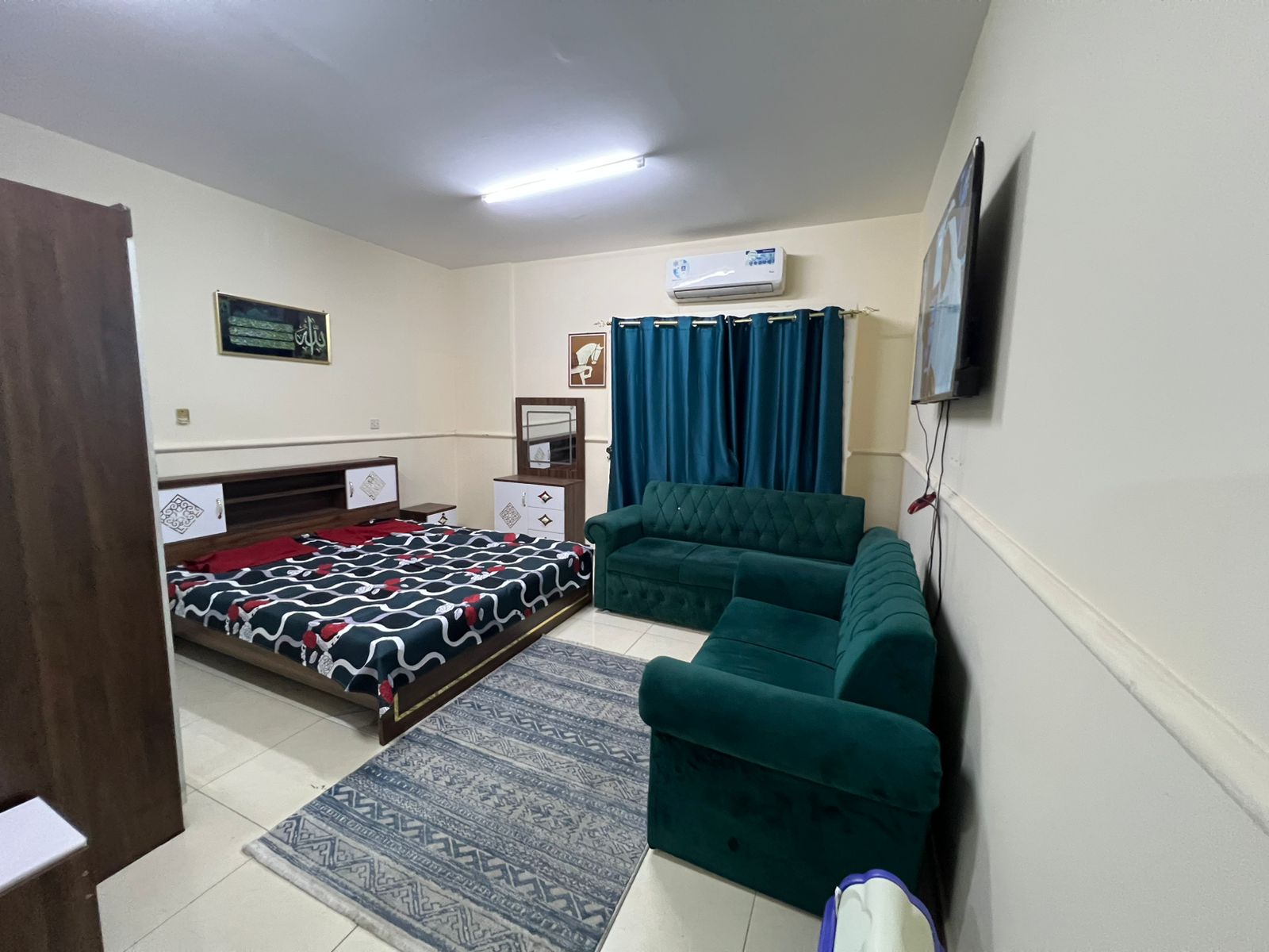 For monthly rent: Brand new studio apartment, fully furnished to a high standard, strategic location, includes internet.