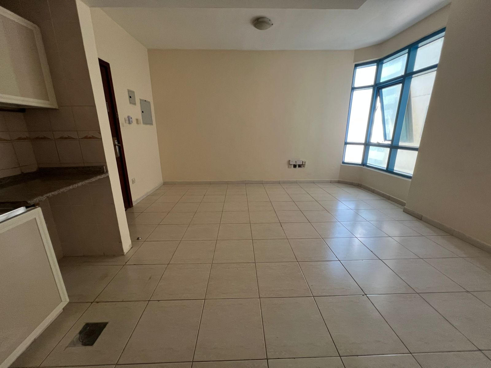 Studio for annual rent in Al Qasimia Al Nud, AED 25K only, no security deposit, flexible payment 4 or 5 cheques, prime location near all services