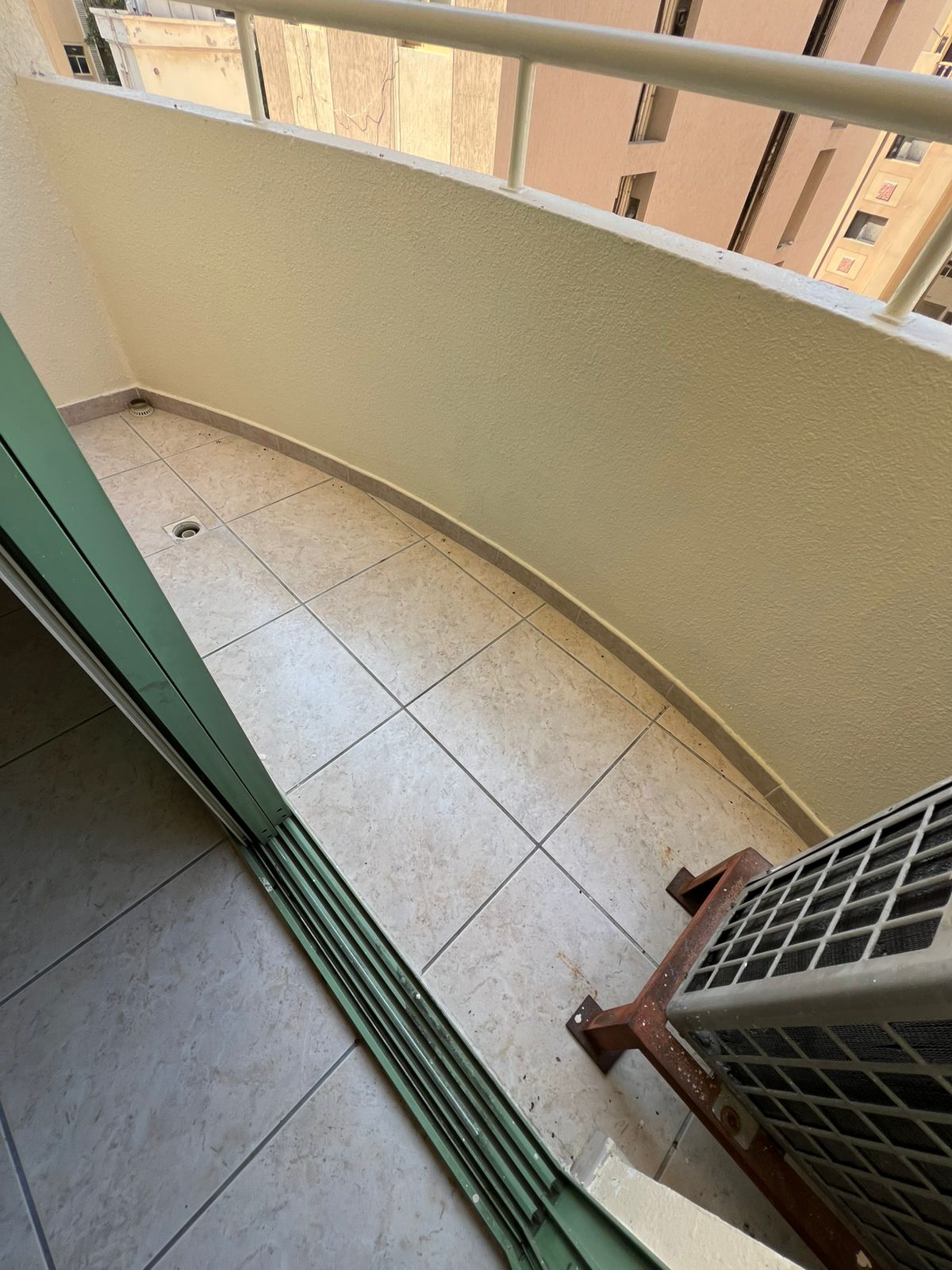 Studio with balcony for rent in Al Majarah, Sharjah. Spacious, with a separate kitchen, near all services and the Corniche.