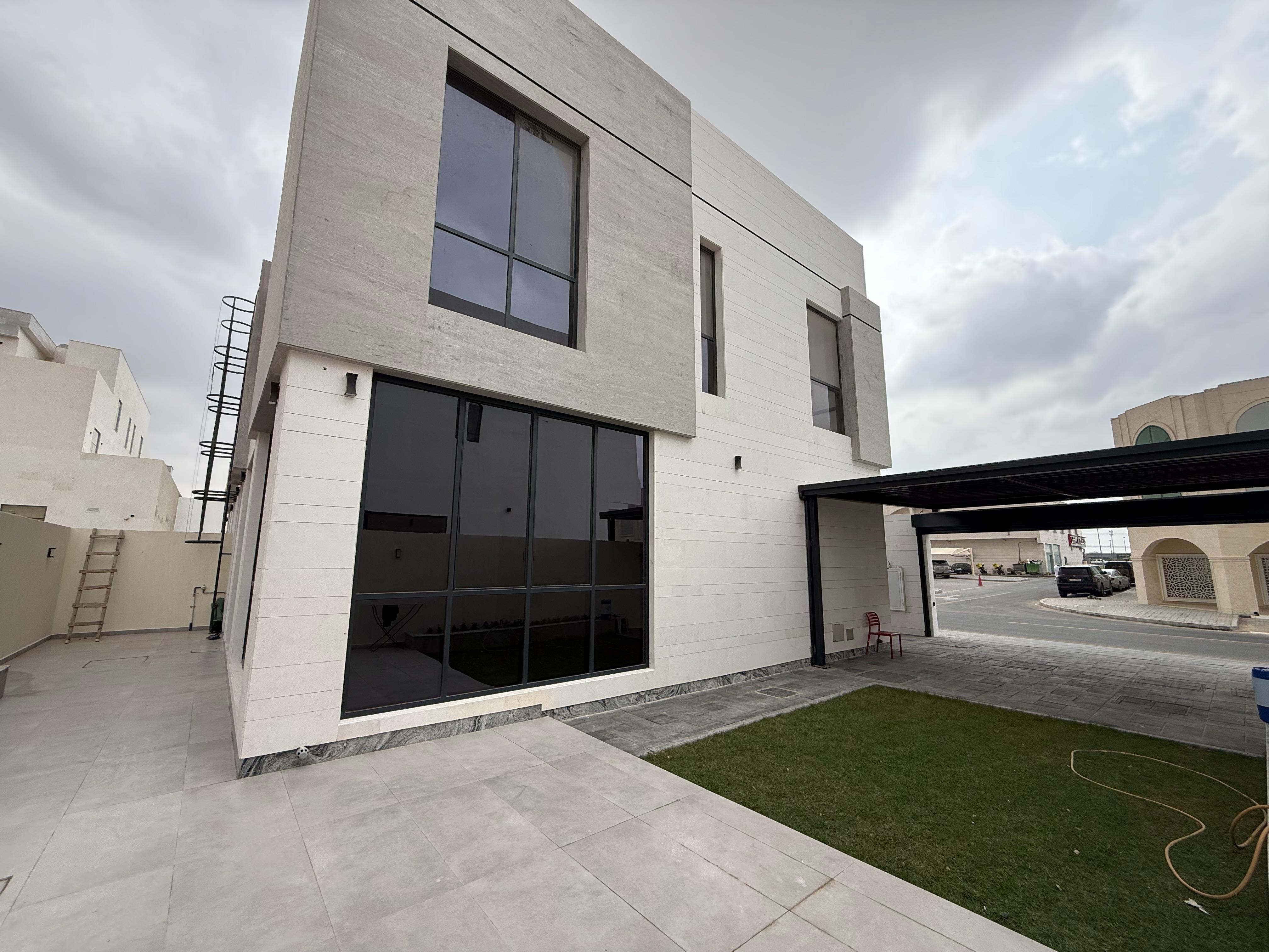 For sale: Villa in Al Hooshi area, Sharjah. High-end, modern finishing, ready to move in. Consists of four master bedrooms, central air conditioning,