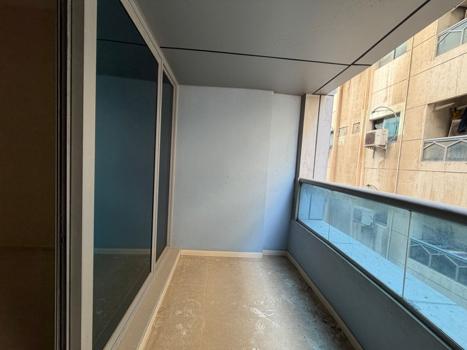 Two bedrooms and hall with balcony / free AC / free parking / 20 days free / quiet building close to services.