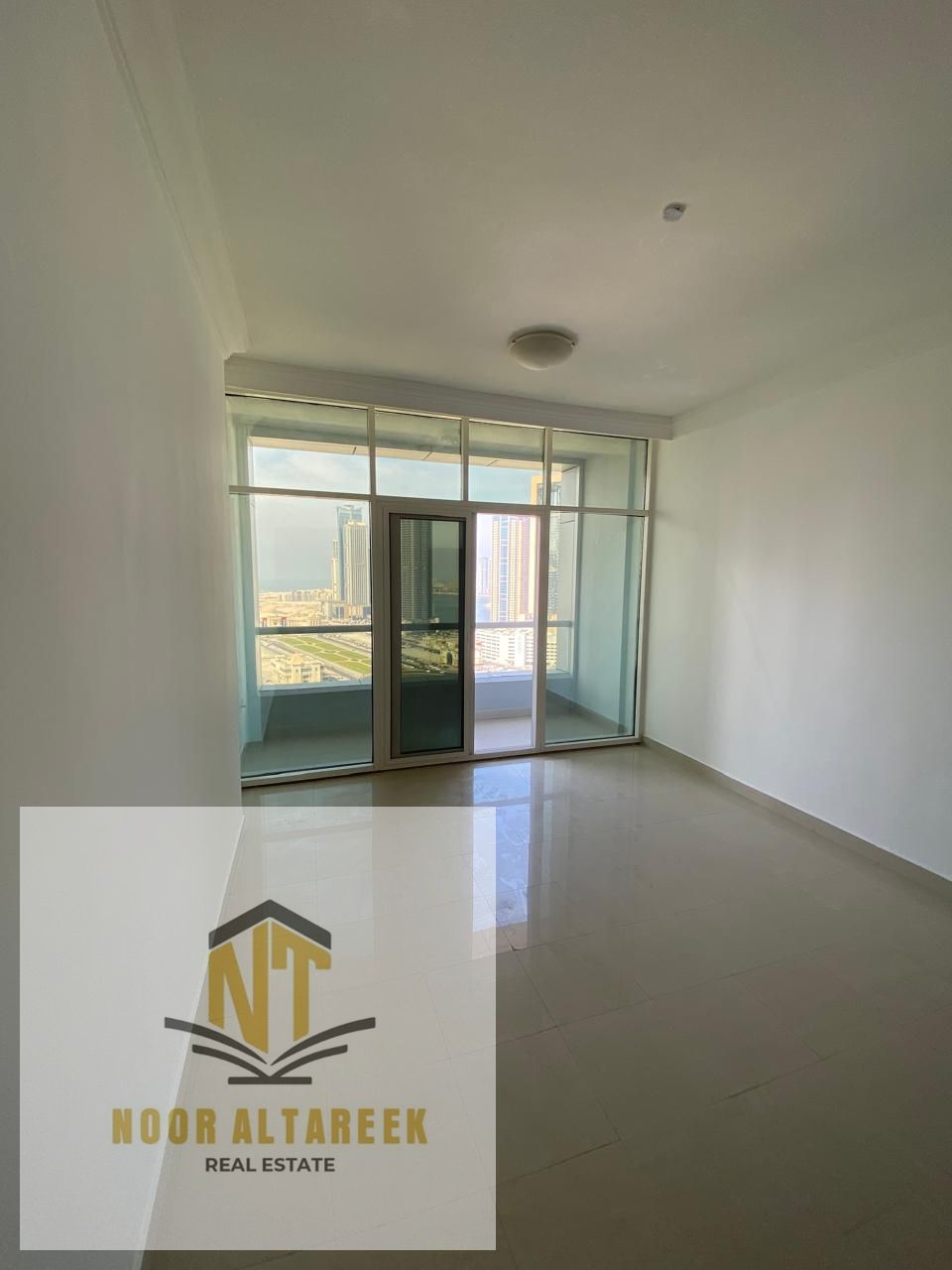 Al Taawun Apartment: 3 bedrooms (including a master bedroom and a maid's room with a master bedroom), laundry room, 4 bathrooms, balcony with full sea