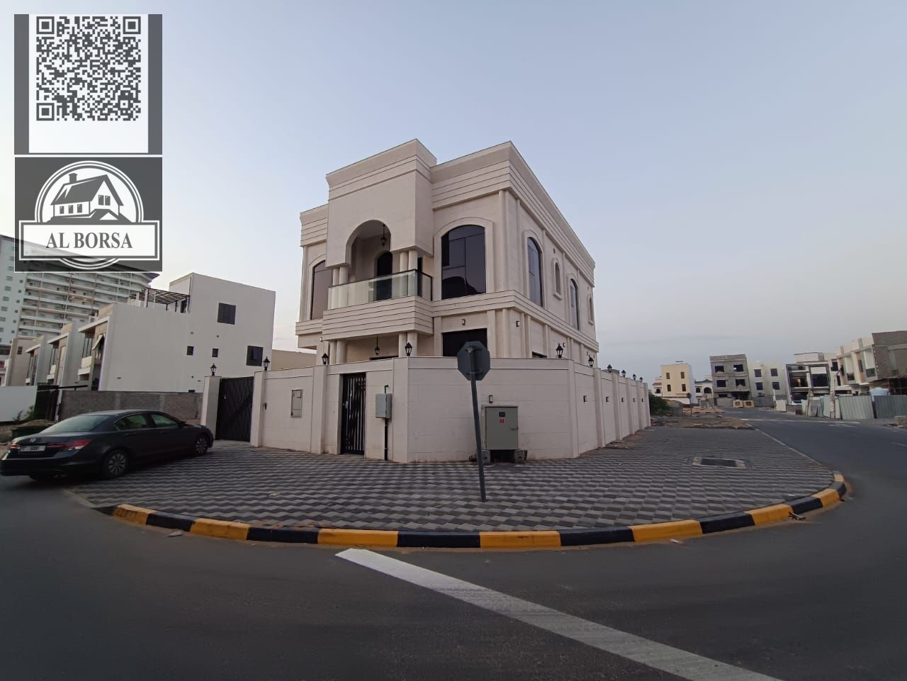 For rent in Al-Haliyo 2, a corner villa with 4 master bedrooms, two living rooms, a maid's room, and a spacious kitchen.