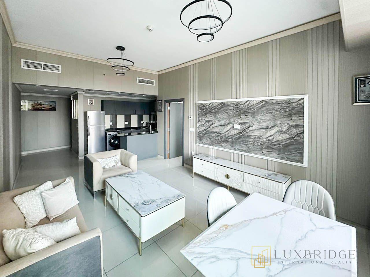 Upgraded & Furnished 1BR| Mid Floor