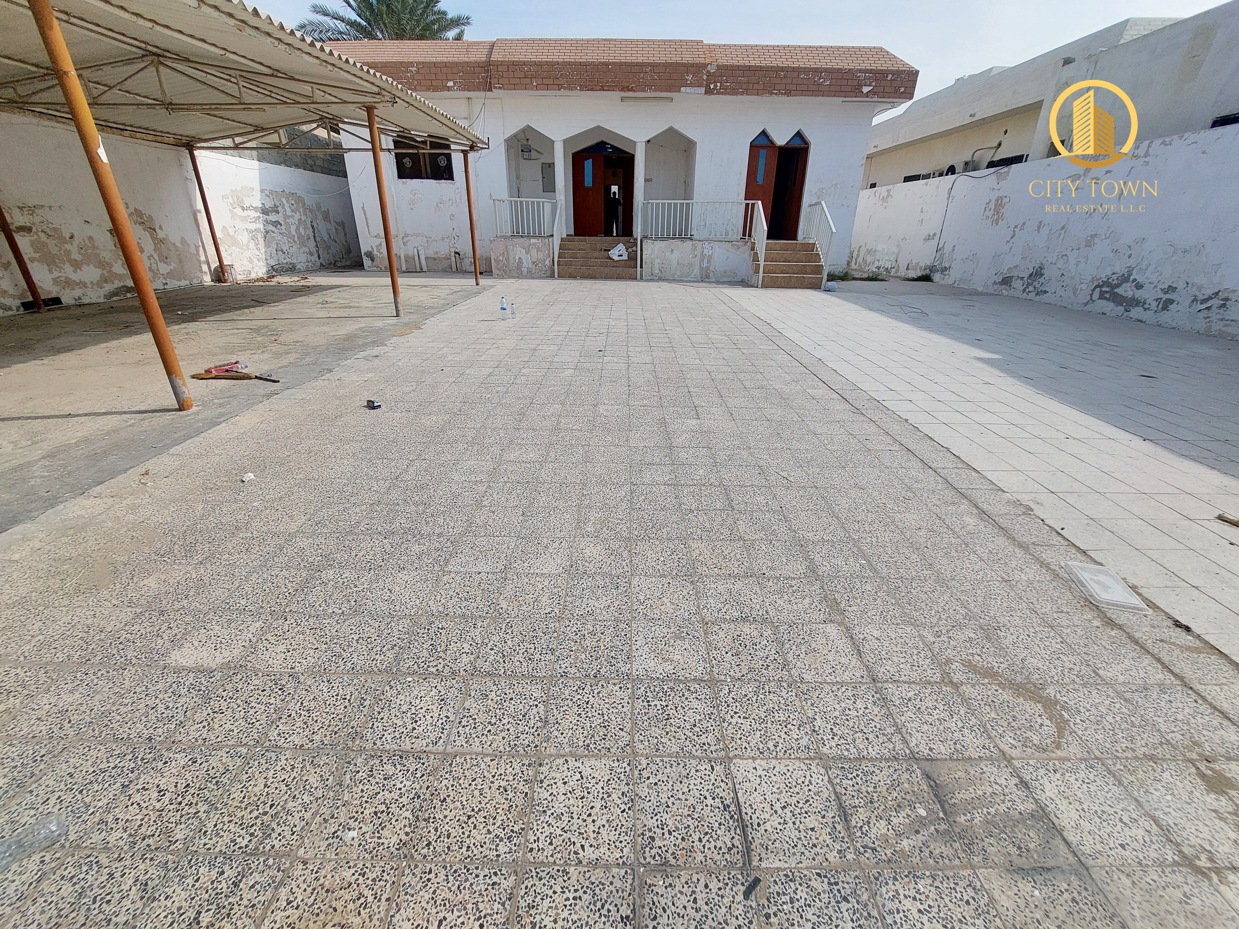 Spacious 6 bedroom hall & maids room lawn parking area / al azra area