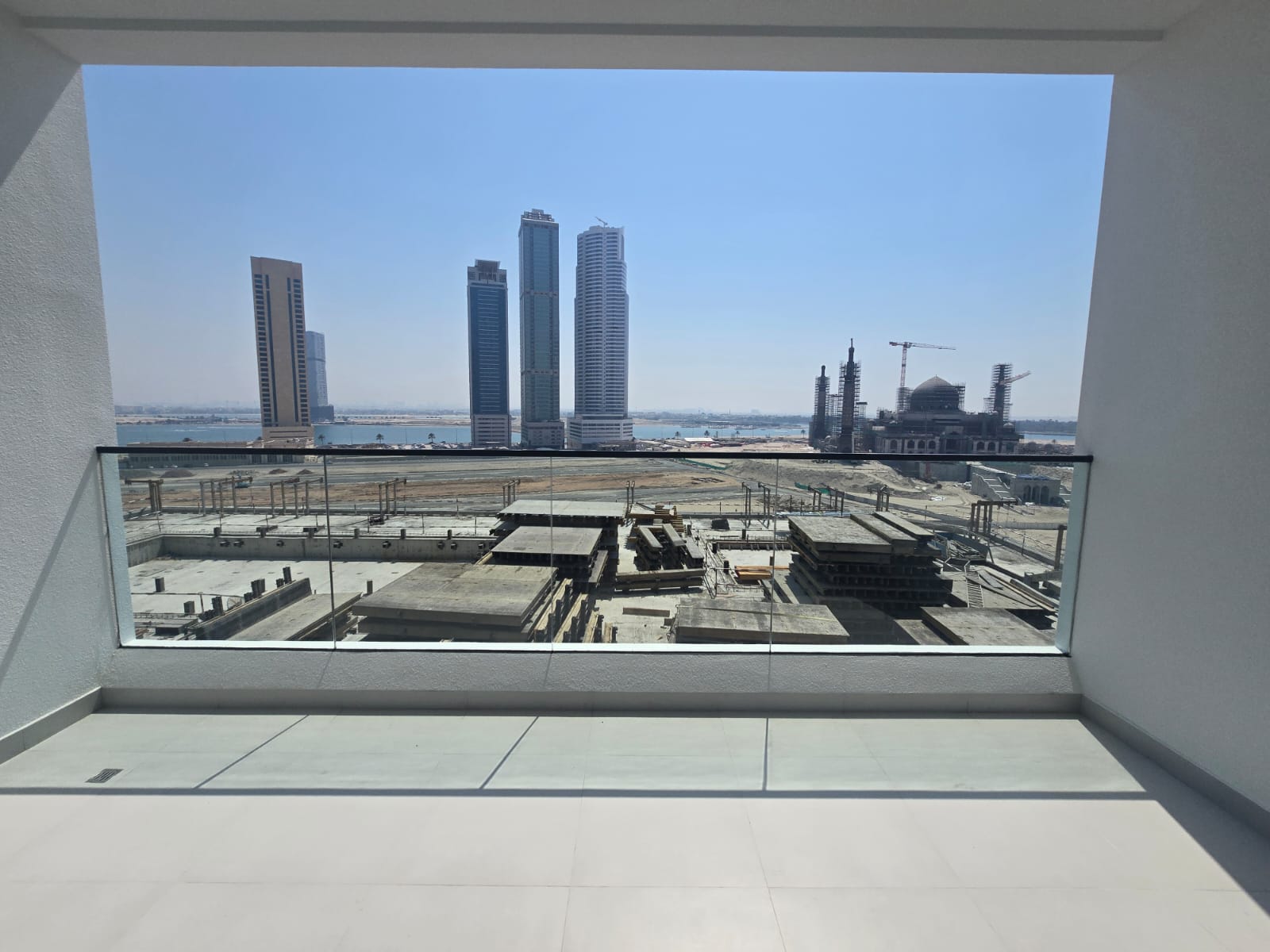 A golden opportunity to own a luxury apartment with a stunning view in Al Alia Al Thuraya Tower