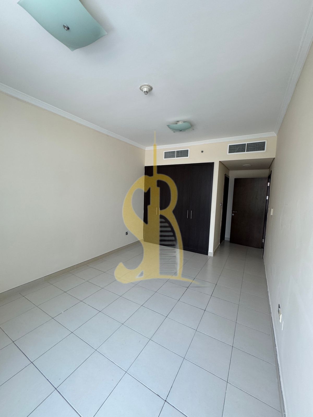 Vacant 1-Bedroom Apartment | Unfurnished | Chiller Free | Restaurants & Market on Ground Floor