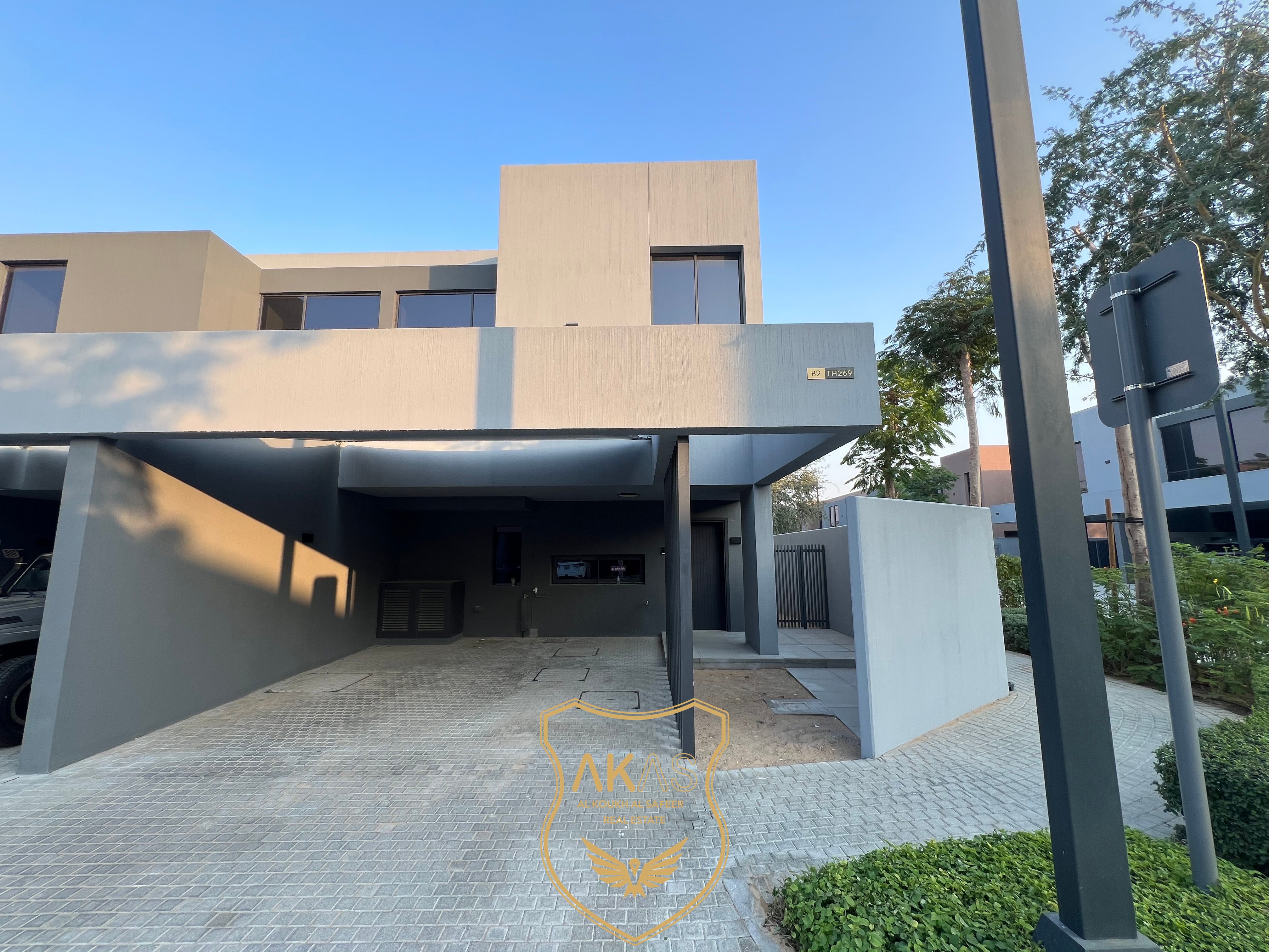 Corner 3 Bedrooms Townhouse For Rent