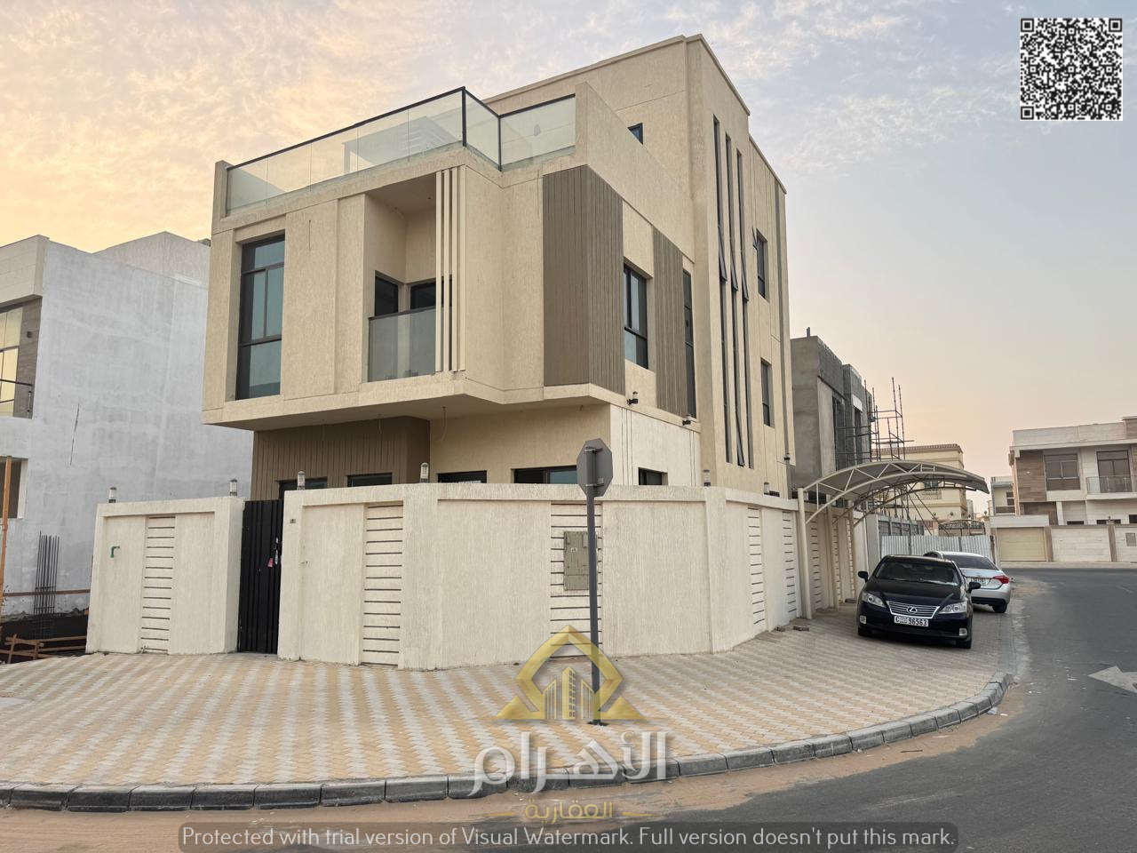 Luxury villa for sale, located directly behind a mosque, consisting of 7 bedrooms with a roof terrace, situated on a prime corner lot.