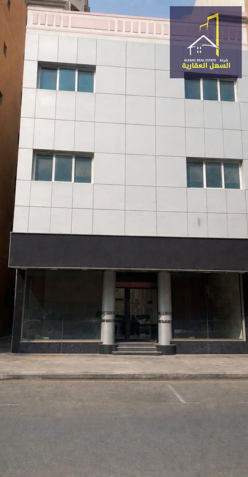 Three-Storey Showroom – On Two Streets with Flexible Spaces