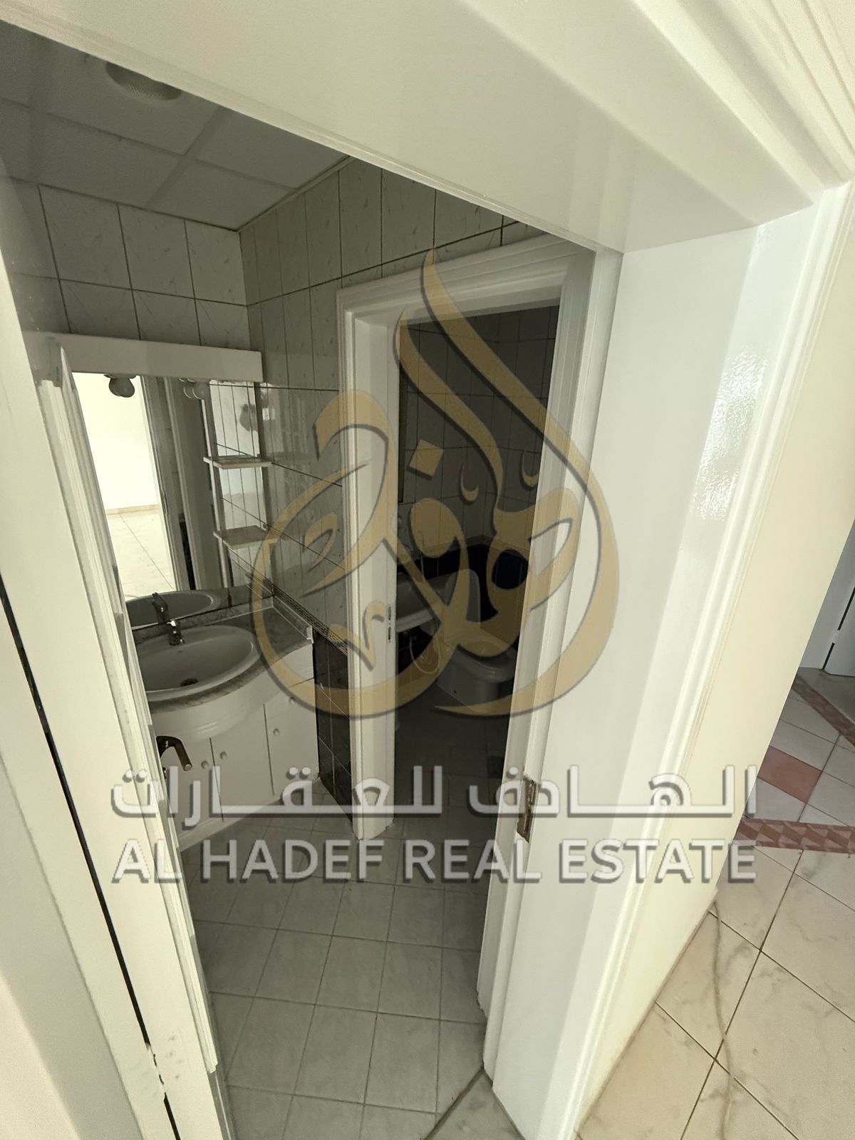 For rent in Sharjah, Al Majaz 2 area: 3 bedrooms and a living room with a maid's room, 4 bathrooms, balcony with a full view of the lake, payable in 4