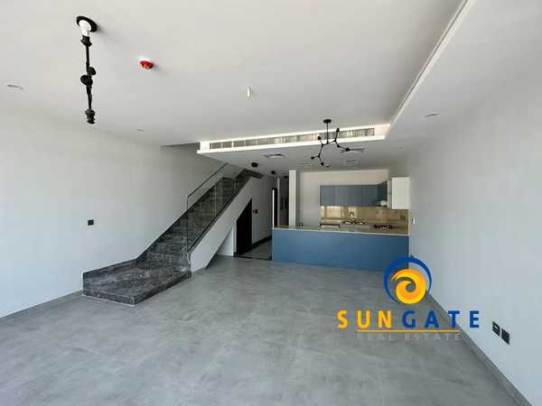 Custom Built , Vacant , Landscaped Villa