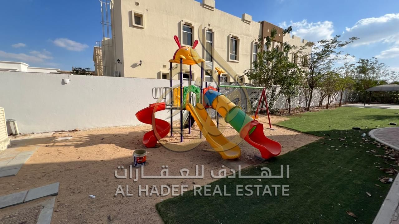 Villa for annual rent in the Al Nauf area, consisting of 5 master bedrooms and 8 bathrooms, with a maid's room and a driver's room, a garden, parking,
