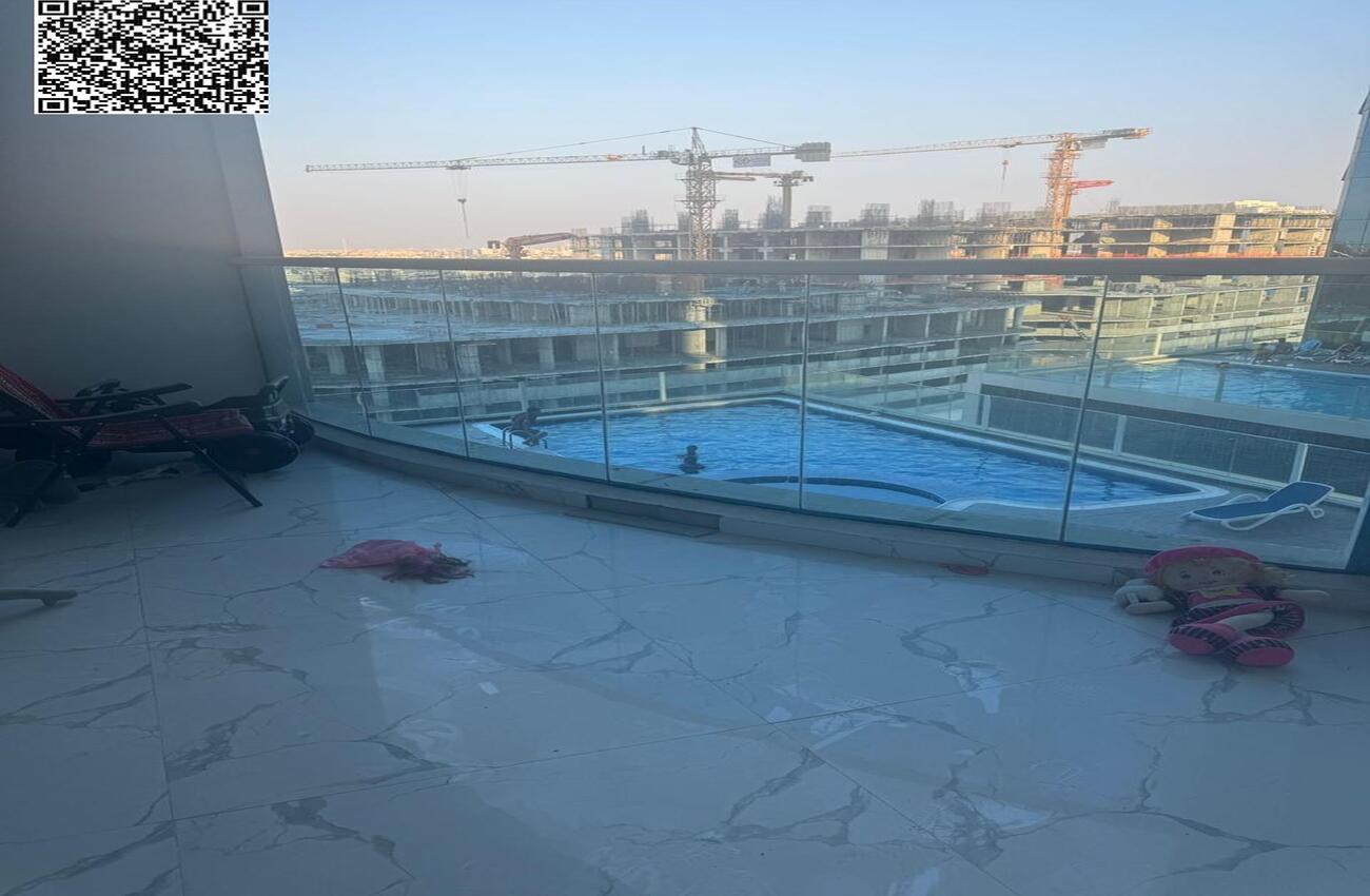 À vendre : appartement meublé de 3 chambres et un salon dans la tour Al Waha, avec salle de sport, piscine et parking.
