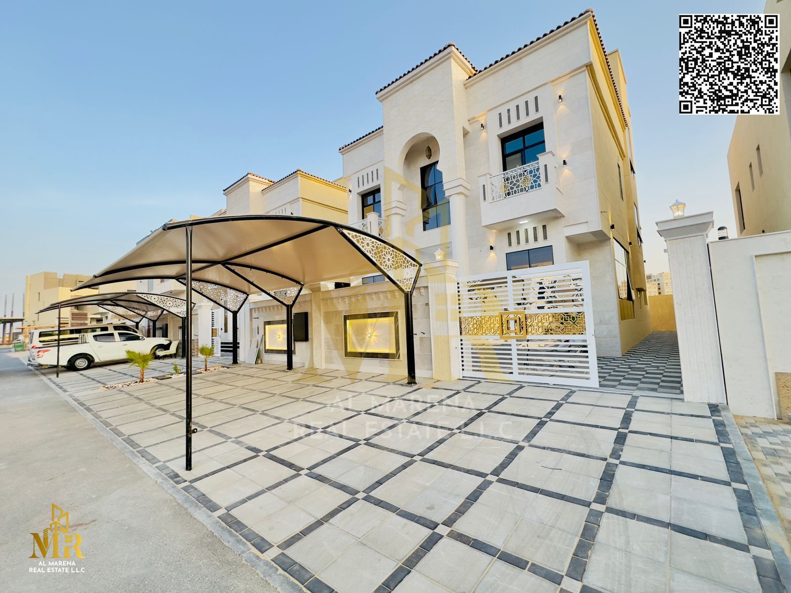 Villa with luxurious classic design, 2 floors + roof, 6 master bedrooms, attractive price, prime location opposite Azha Complex, ideal for living or i