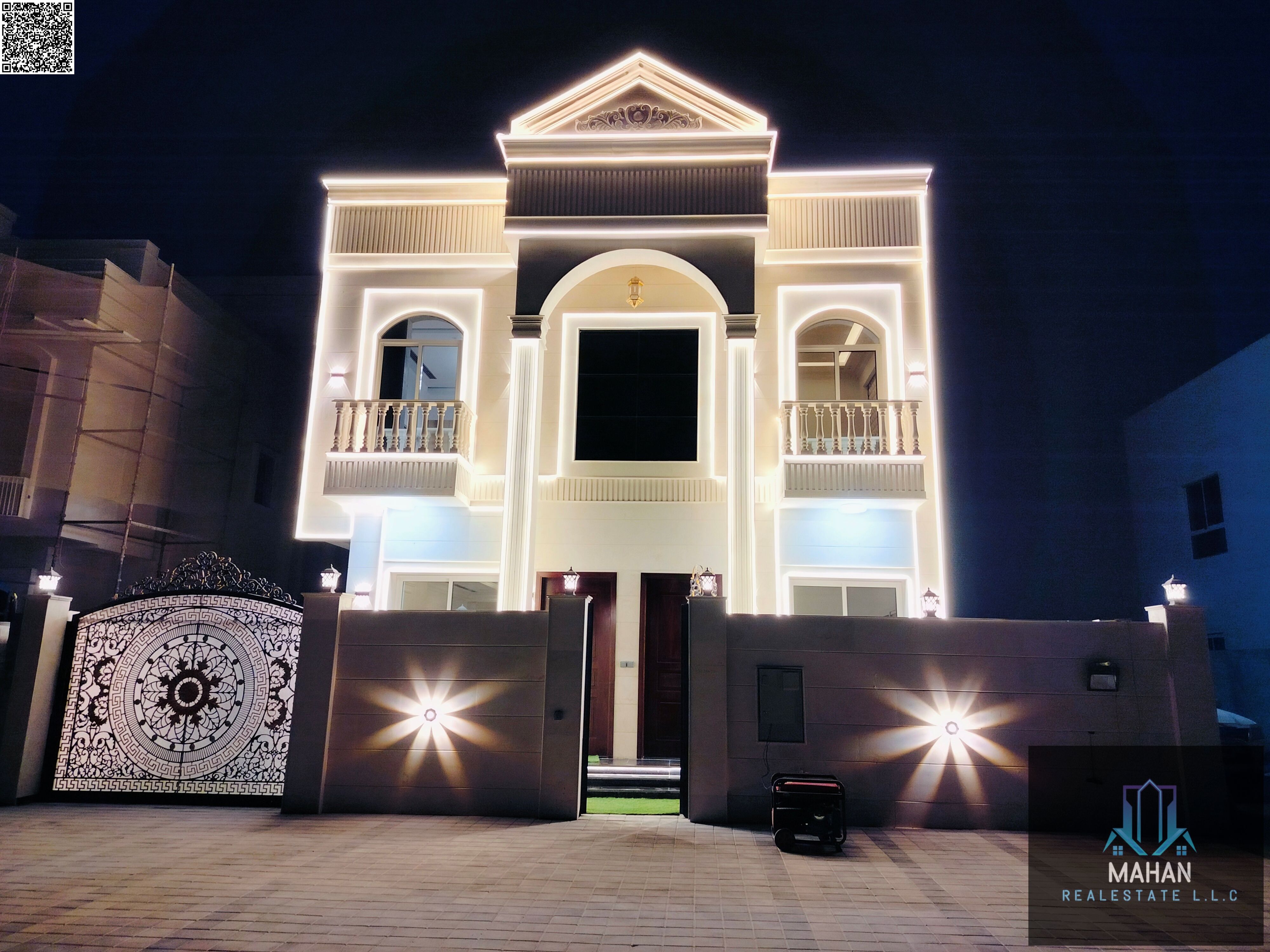 Own a luxurious classic villa for sale at a special price. More than 20 meters of frontage in front of the villa.