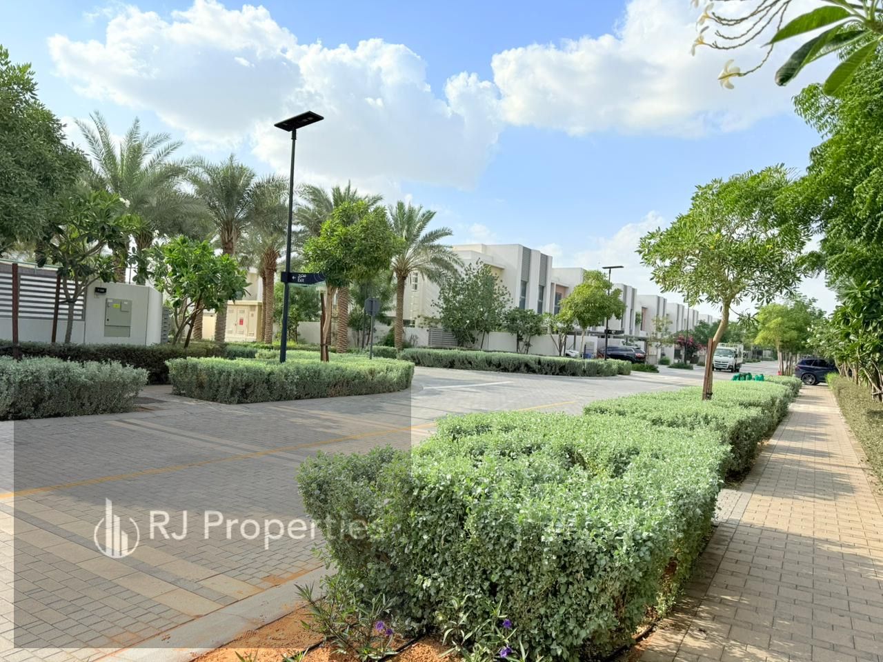 LUXURY 3BED Townhouse corner unit with private garden just 120k