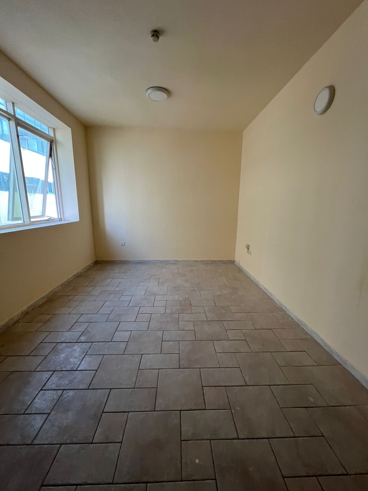 One-bedroom apartment in Al Shuwaheen, spacious areas, quiet location suitable for living, and flexible payment facilities, 27,000 dirhams.