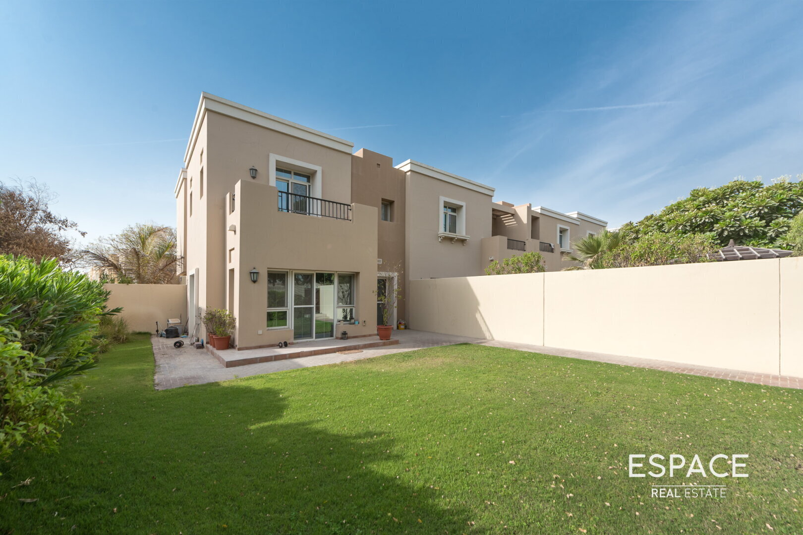 Corner Plot | Single Row | Close to Pool