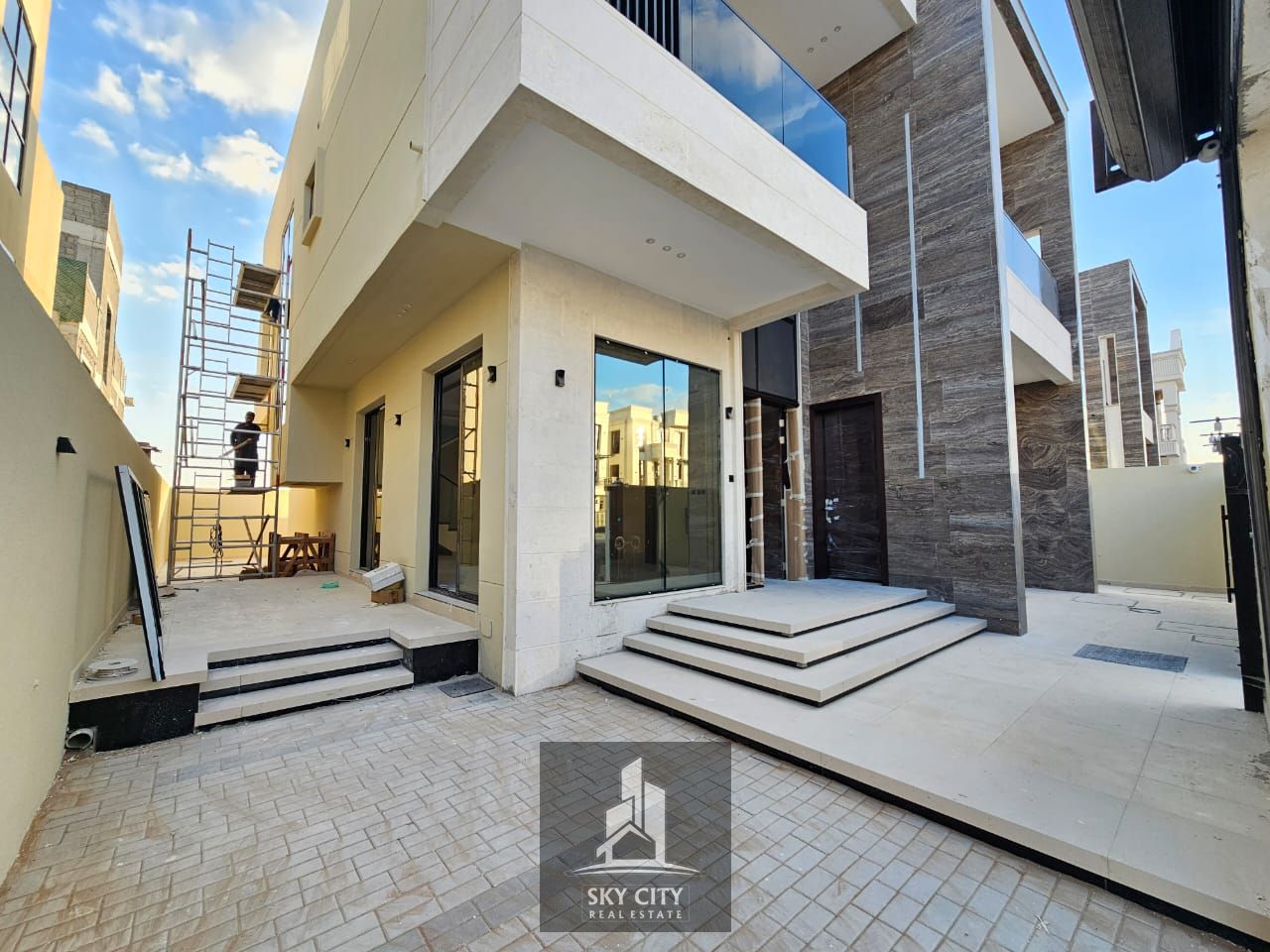 Villa in a prime location near Azha Complex, two floors plus a roof, 5 bedrooms, 15-meter setback, with super deluxe finishes. An opportunity for upsc