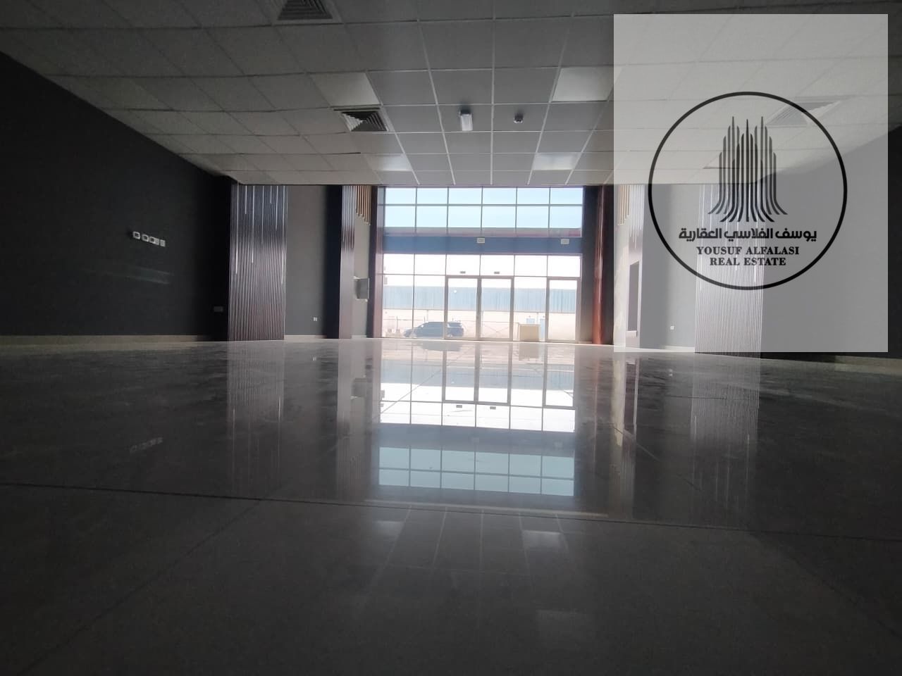 Showroom on a main street, 3000 feet, ready for rent.