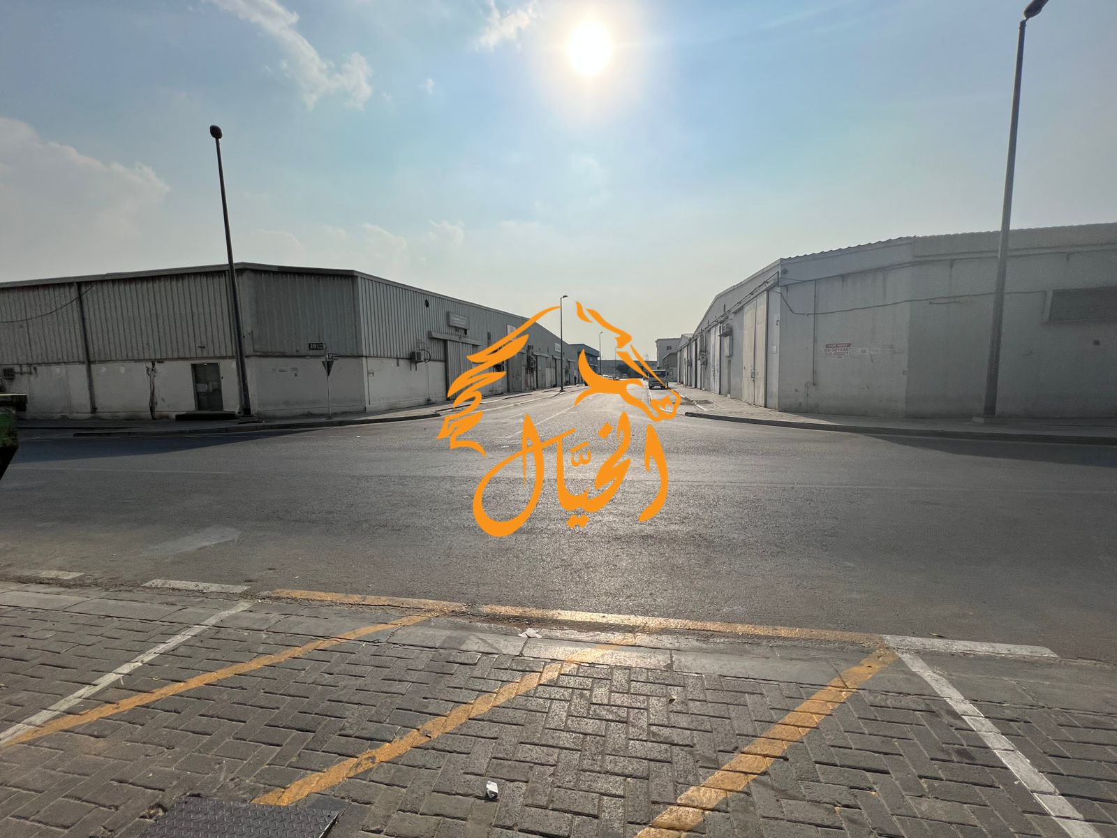 For sale in the industrial area: 11 warehouses and workers' accommodation in a prime location