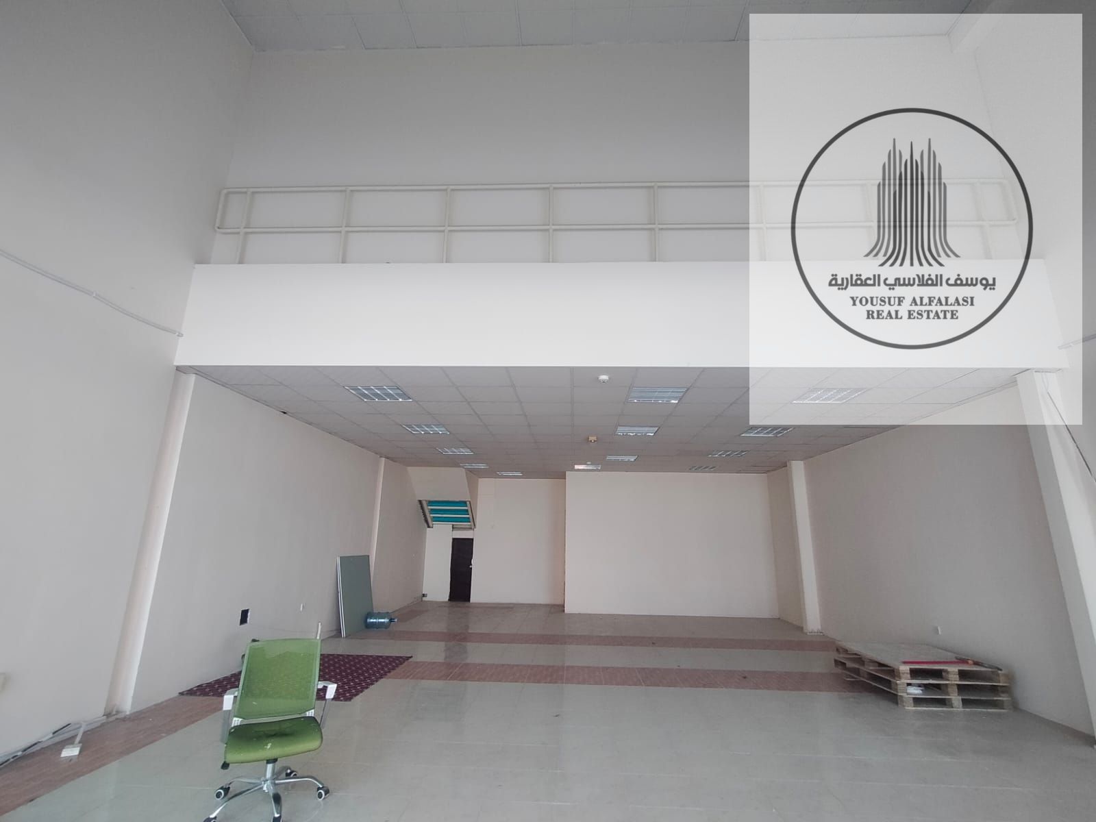 Showroom for rent in Industrial Area 18, 2600 sq ft, mezzanine. Price: AED 150,000. Electricity: 38 kW