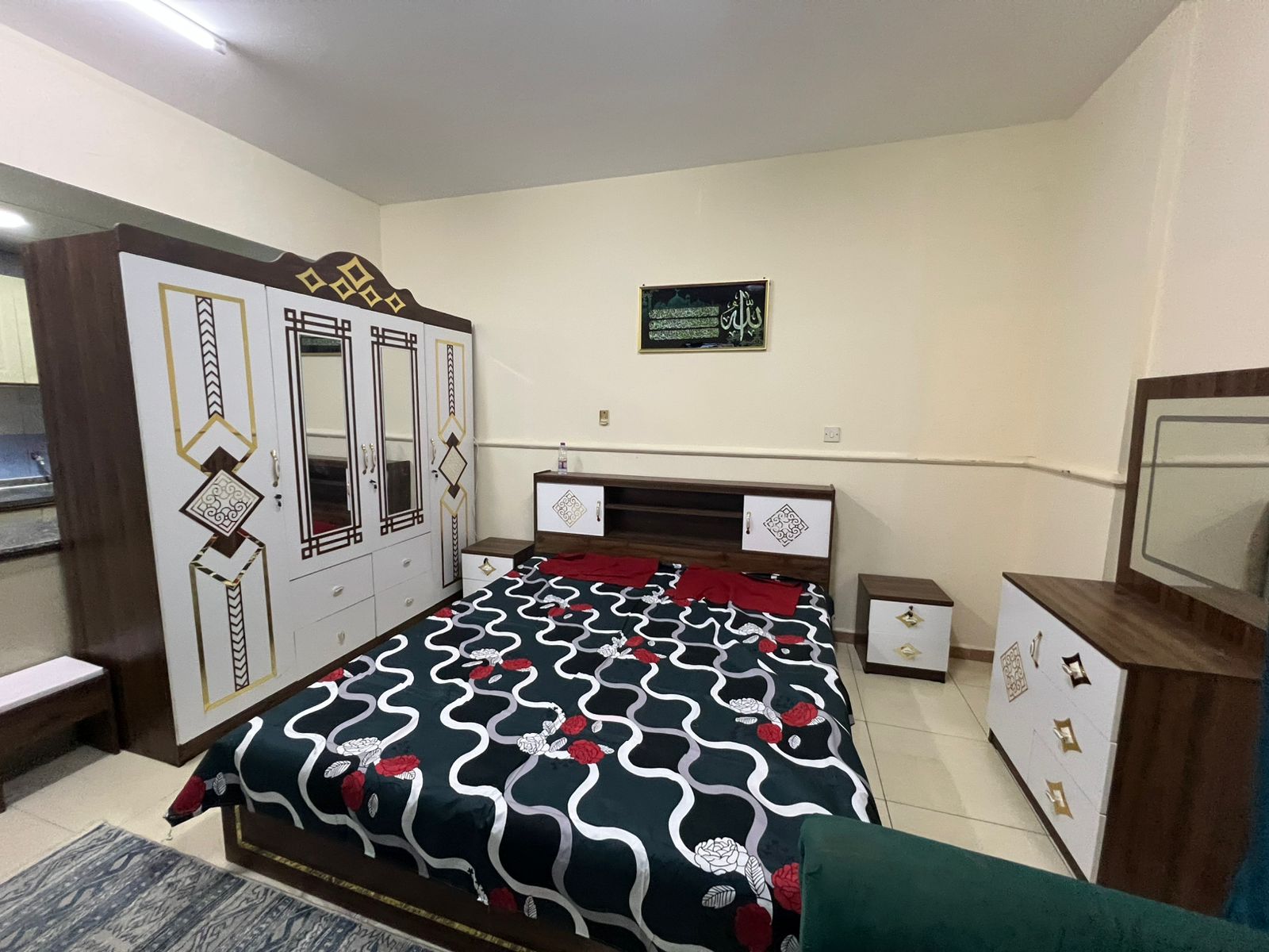 Beautiful furnished studio in Sharjah Al Qulayaa, suitable for a small family, close to all services and shopping centers.