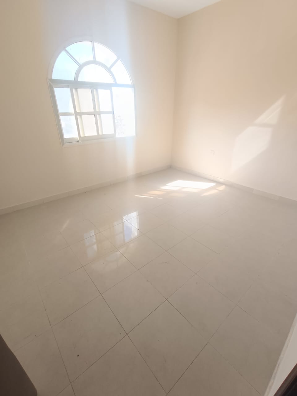 2BR apartment on the Corniche – first row Central AC, balcony, two bathrooms, exceptional view and prime waterfront location close to all services.