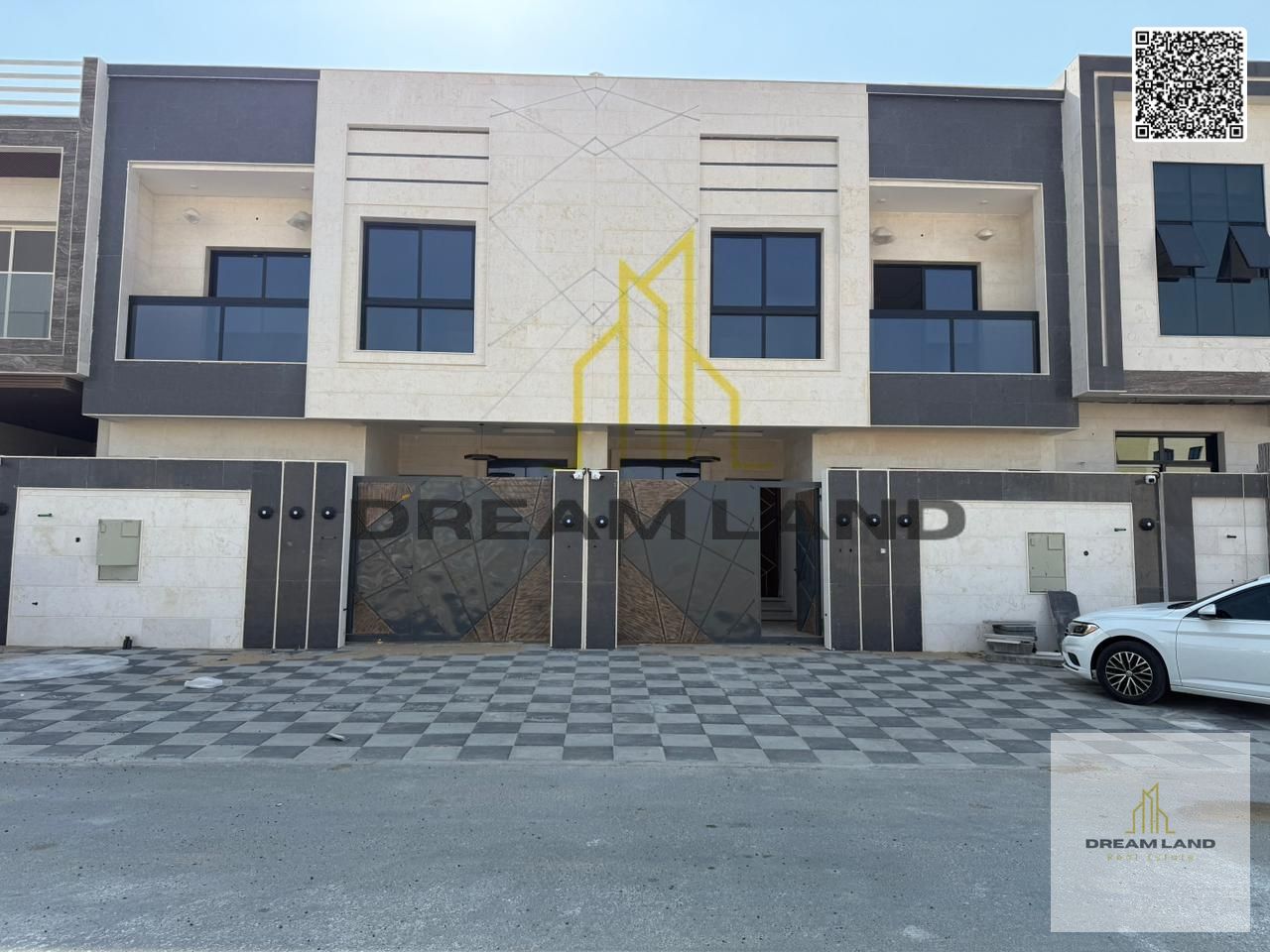 "Luxury townhouse for sale – 4 master bedrooms in a prime location"