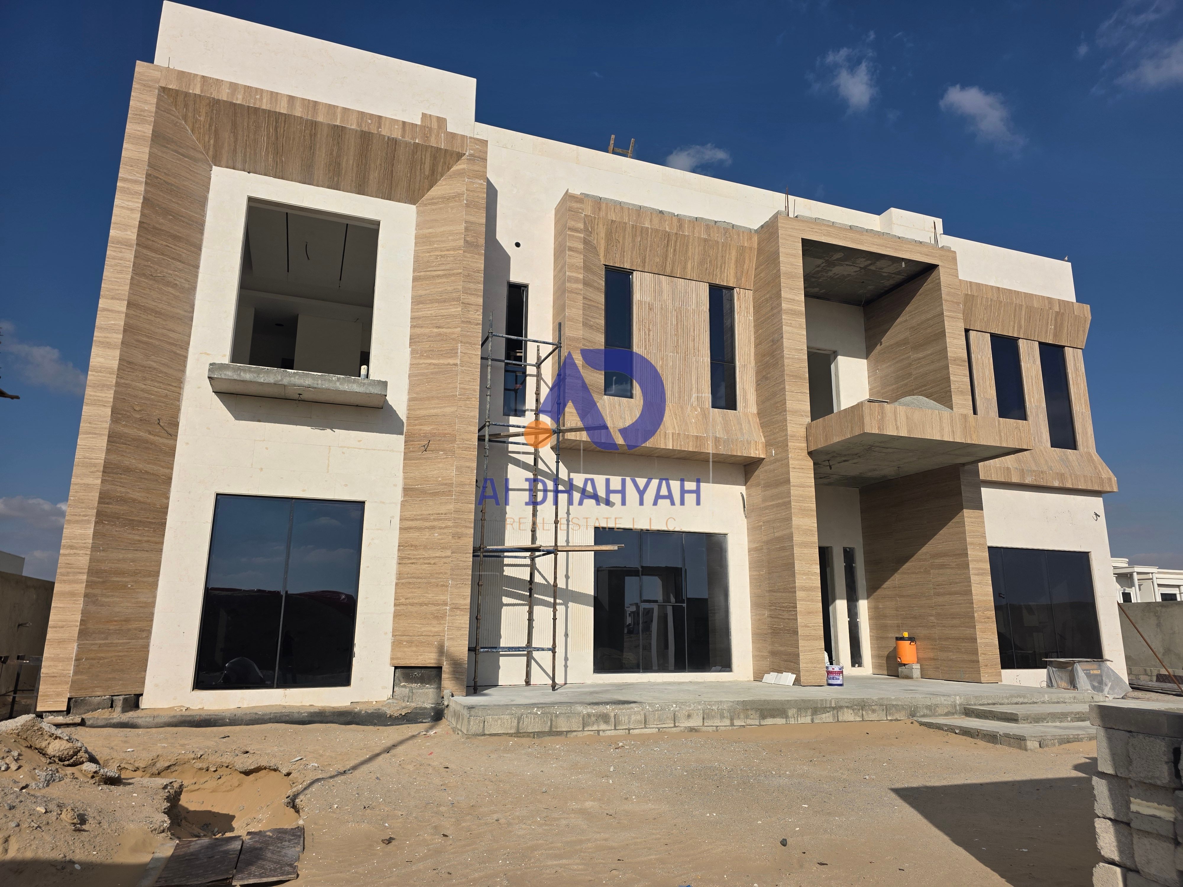 Luxury villa in Al Hooshi with 6 master bedrooms and a swimming pool