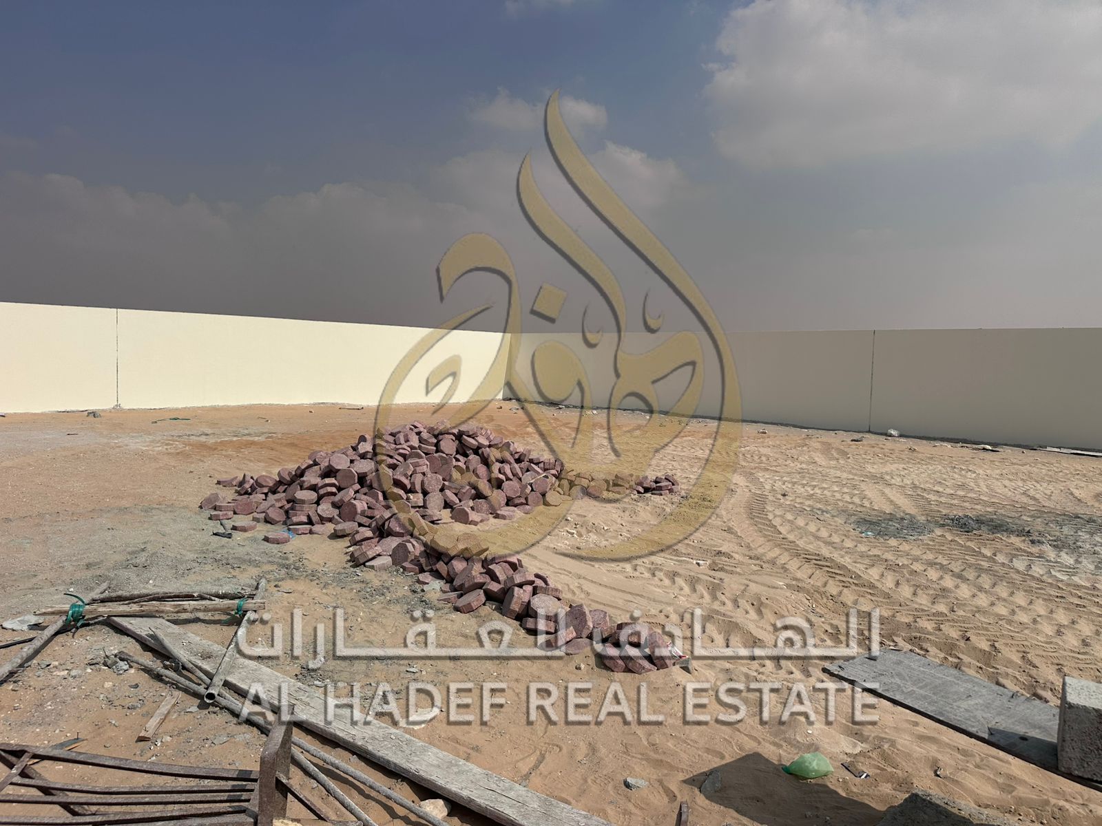 | Prime Industrial Yard for Rent in Al Sajaa – Boost Your Business! Secure this fully equipped yard in Al Sajaa