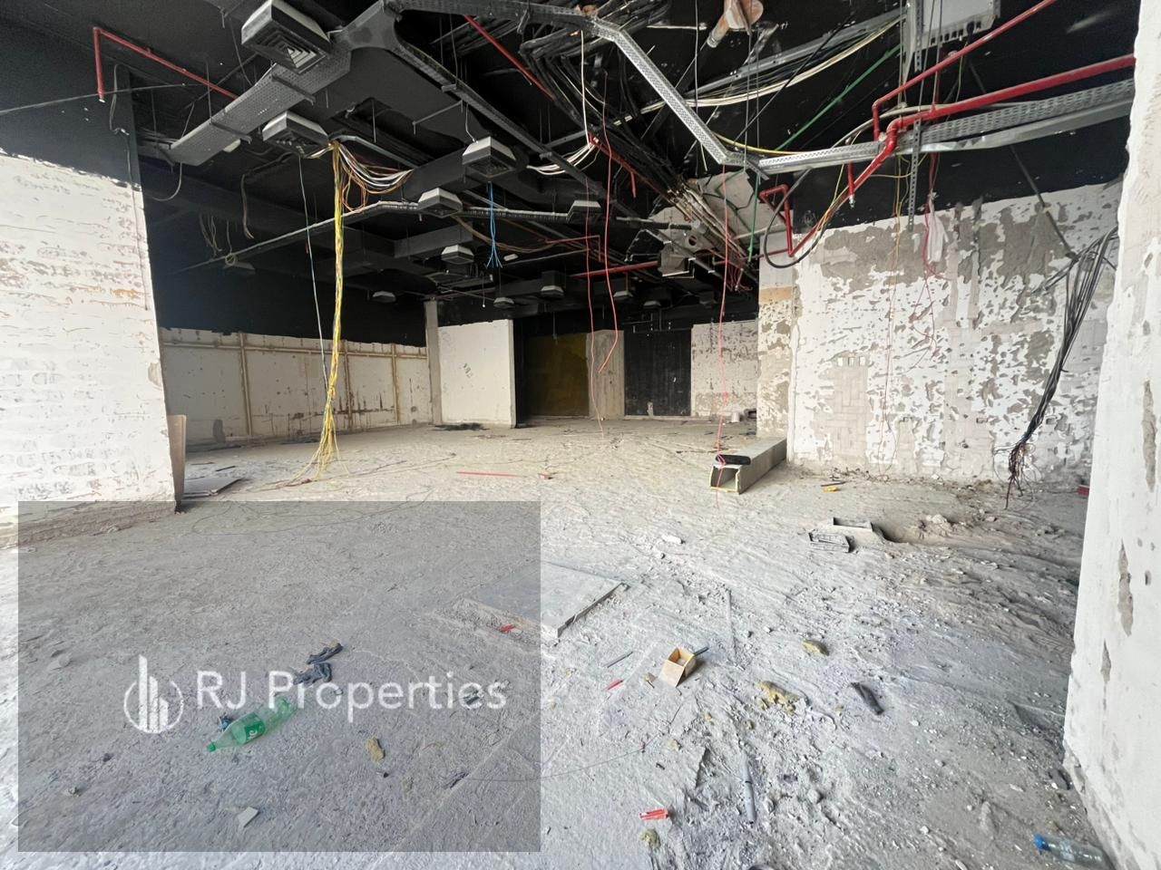 LUXURY SHOP high Electricity power very prime lecation business area ready to move shop only jest 395k