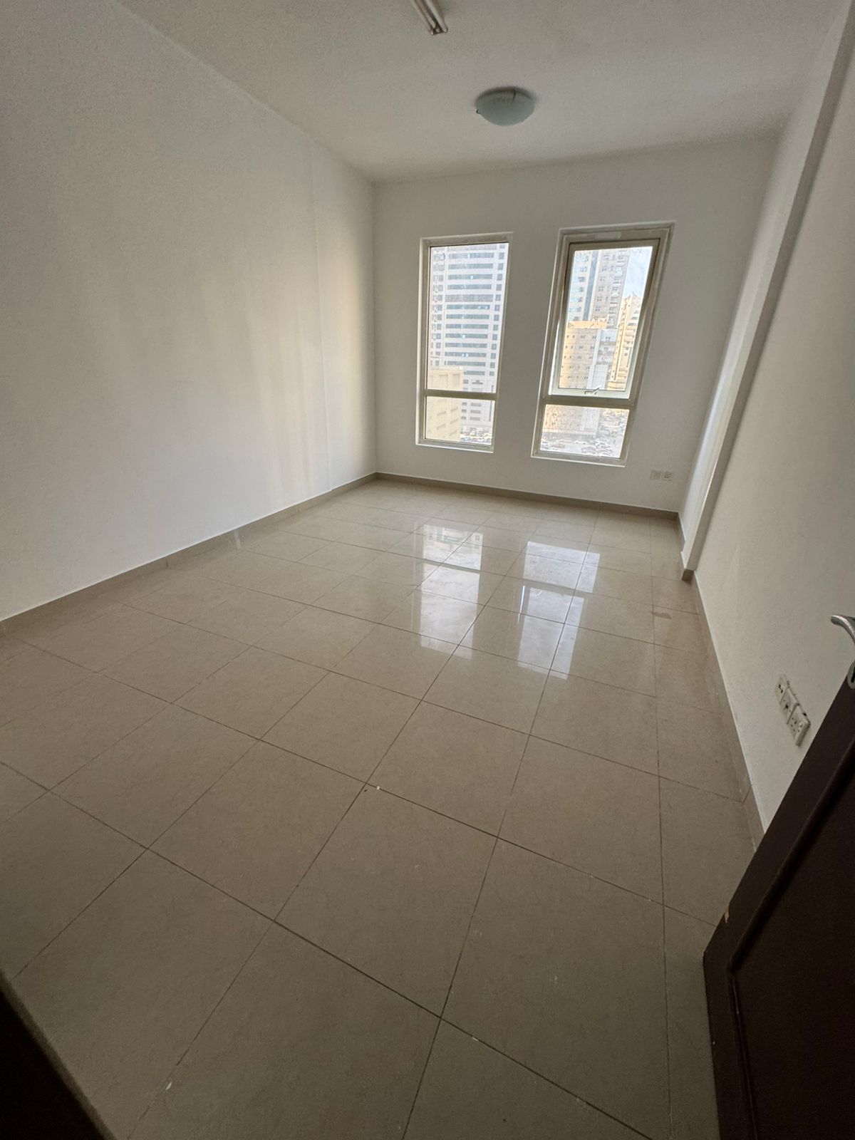 For annual rent in Sharjah, specifically in Al Khan area: 3 bedrooms, living room, 3 bathrooms, balcony, central air conditioning, excellent size.