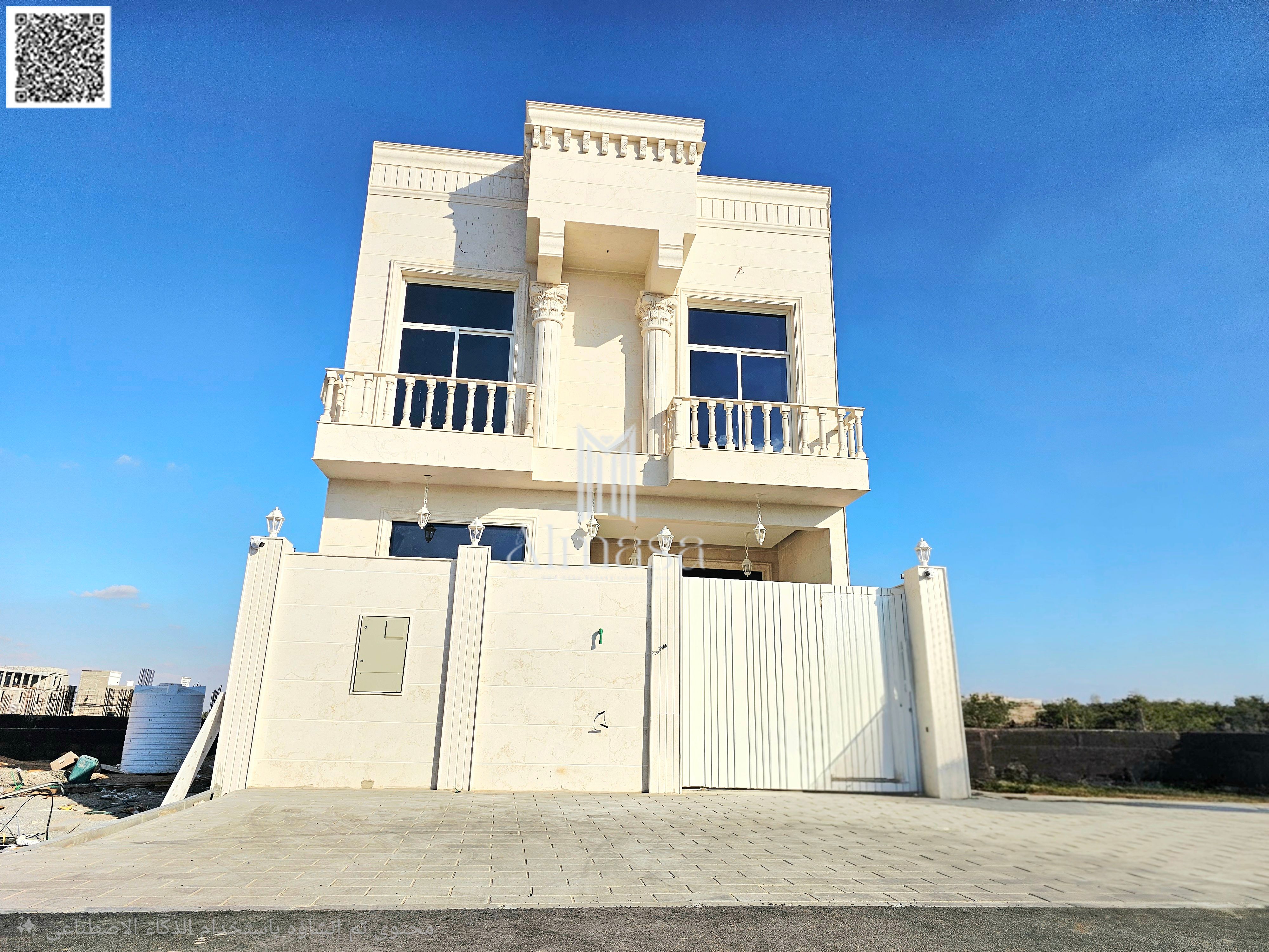 Take advantage of this opportunity! Classic villa with a stone facade, exquisite finishing, 5 bedrooms plus a roof terrace, electricity and water included.