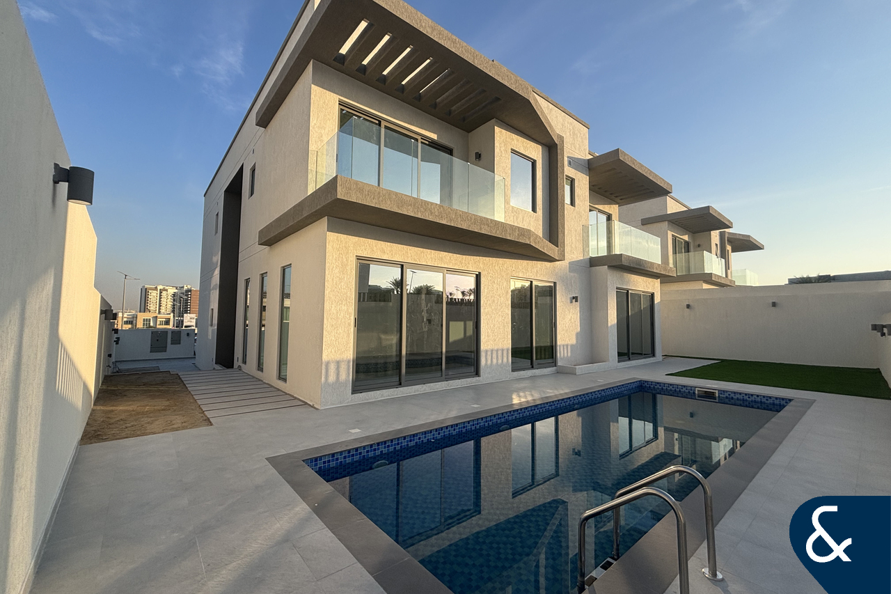 Modern | Large Layout | Closed Kitchen
