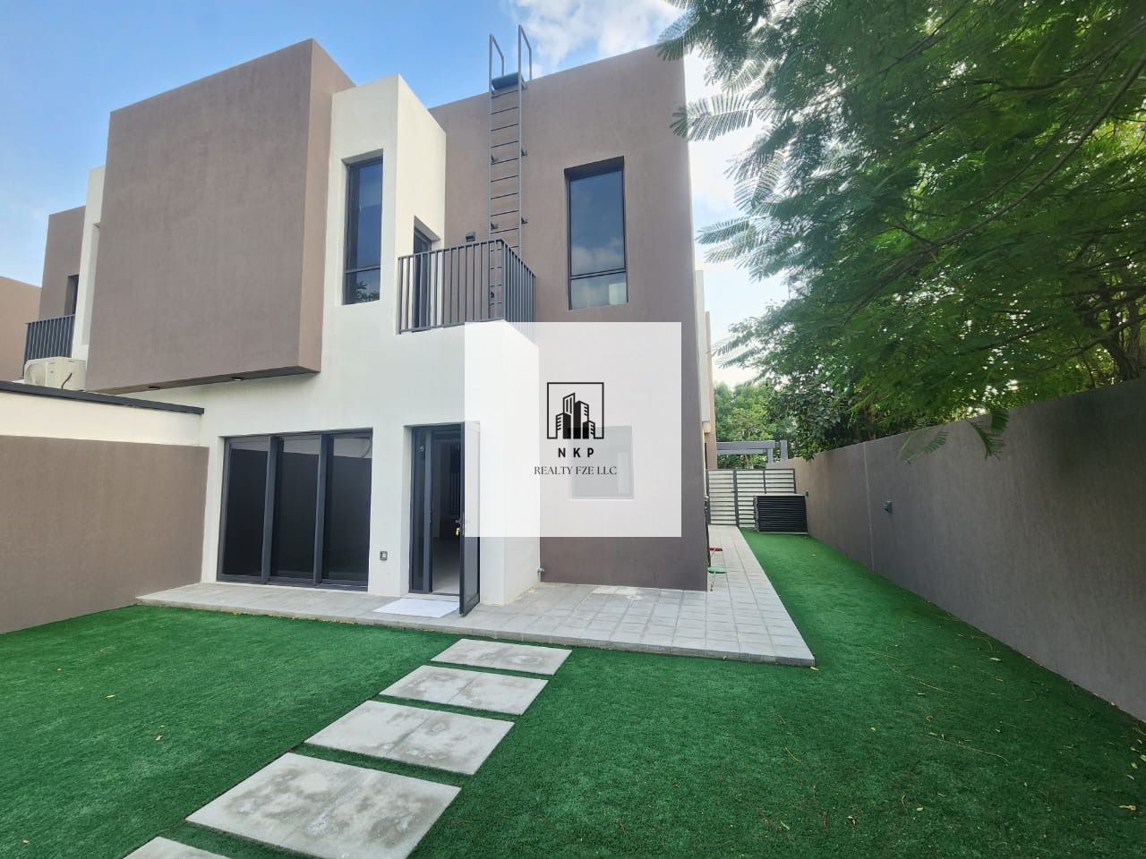 Specious luxury 3bedroom corner unit townhouse in sarab community