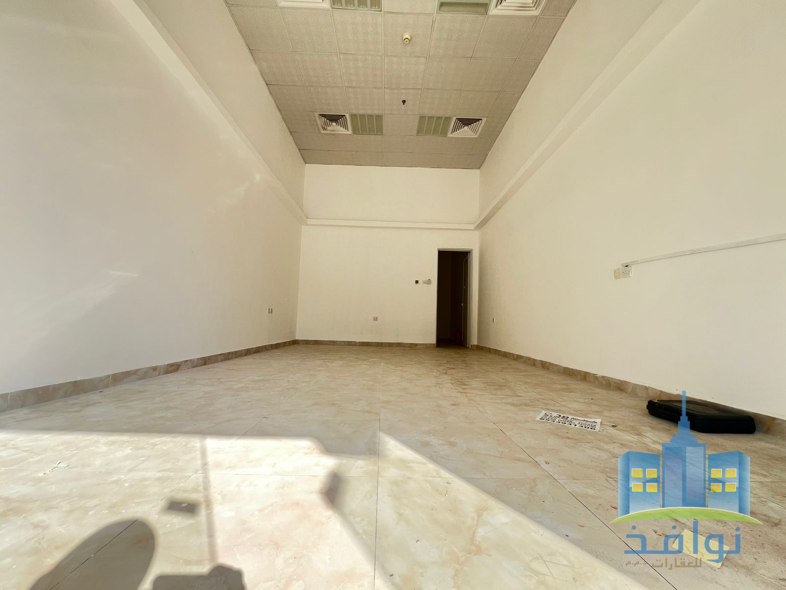 Commercial shops with spacious area and a large internal warehouse.
