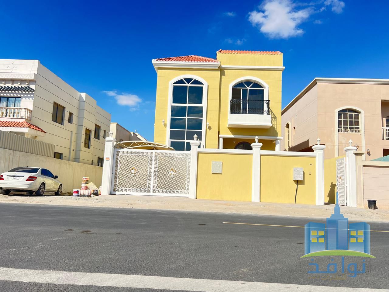 A villa for sale with excellent size and in a very prime location.