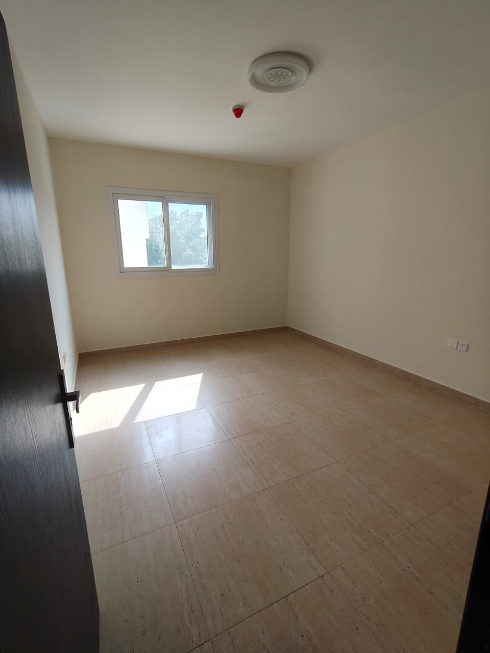First-occupancy 1-bedroom apartment in Sharjah Al Musalla near all services