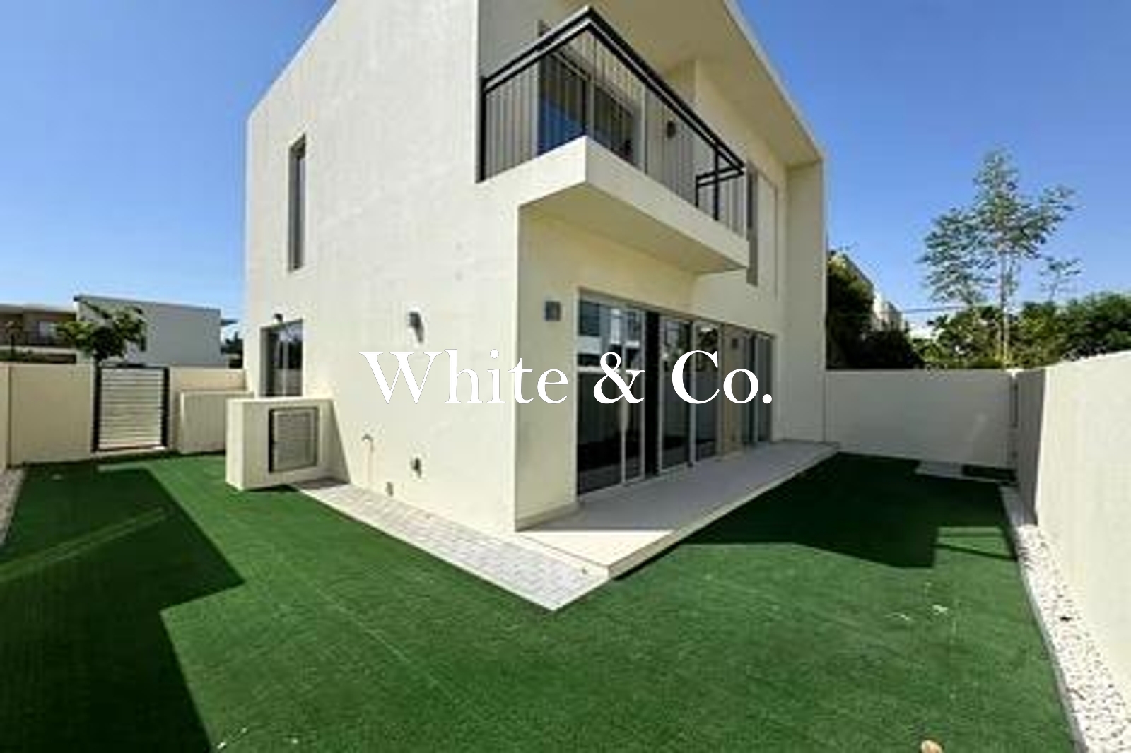 Vacant now | Corner Unit | Good Location