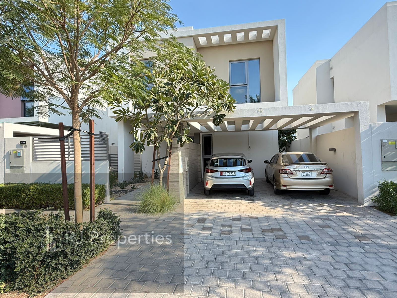 LUXURY 3BEDROOM townhouse with Maid room balcony waderobe parking only jest 180k