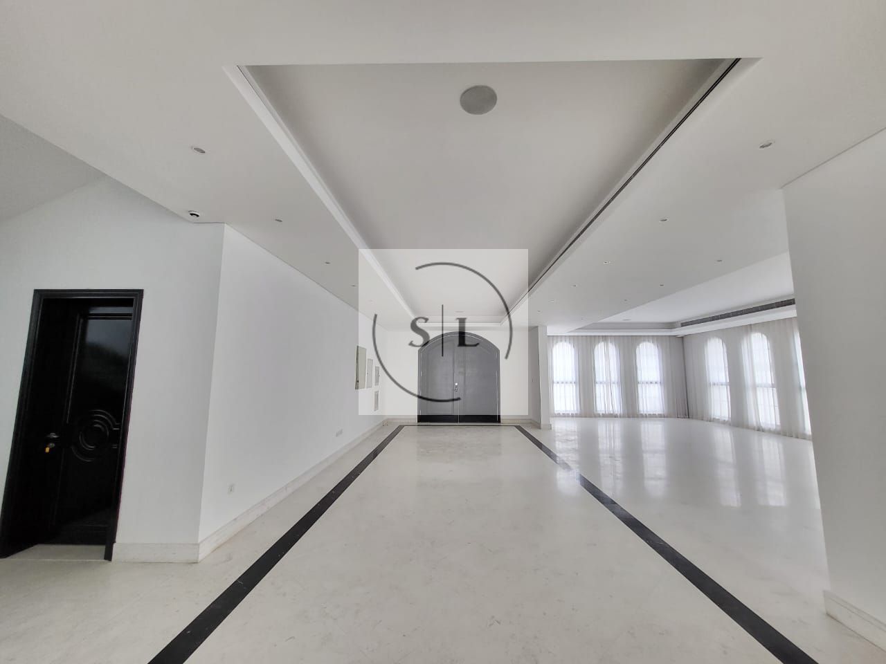 Modern Villa | 2 Fitted Kitchen | Private Garden