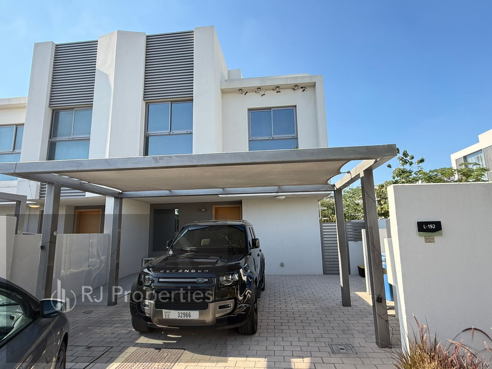 LUXURY 3BEDROOM townhouse with Maid room waderobe balcony parking only jest 130k