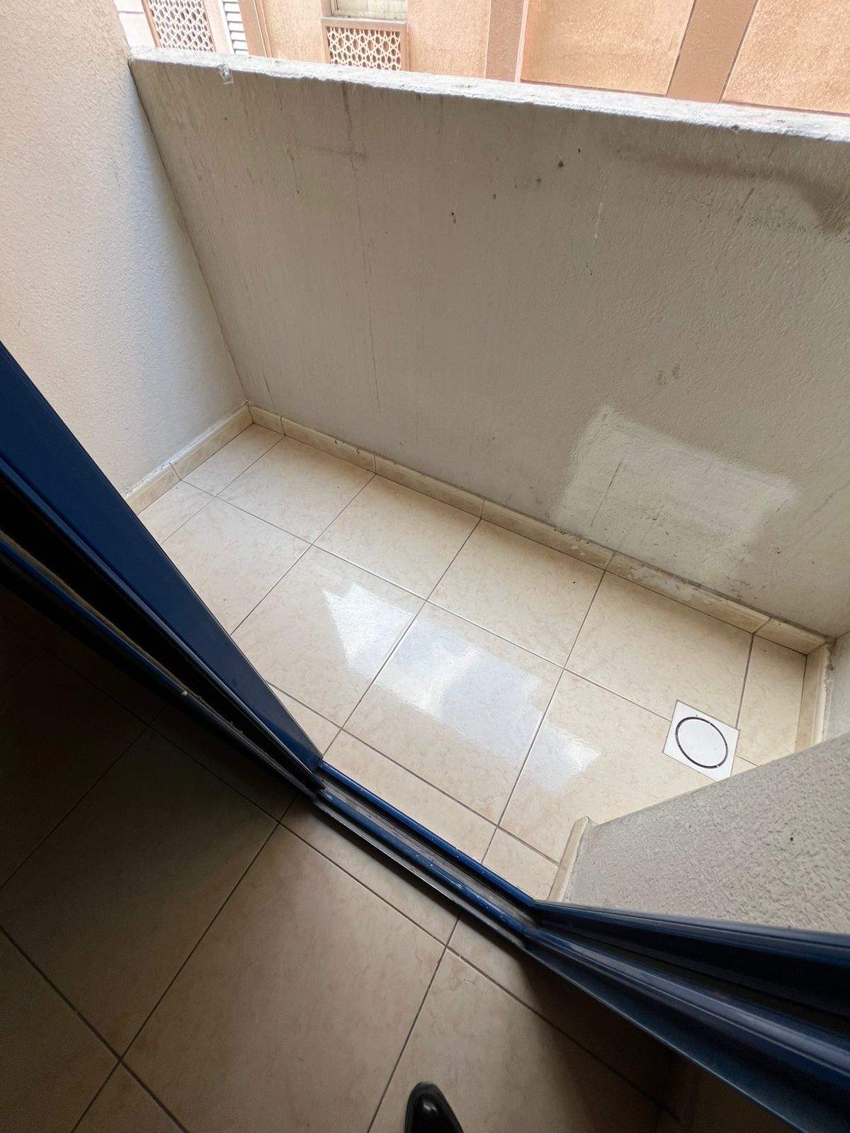 Large family studio with separate kitchen and balcony in Sharjah Al Majarah, close to the Corniche and all services.