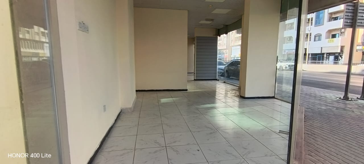 Cat shop in Al Butina - strategic location on the main street + facilities